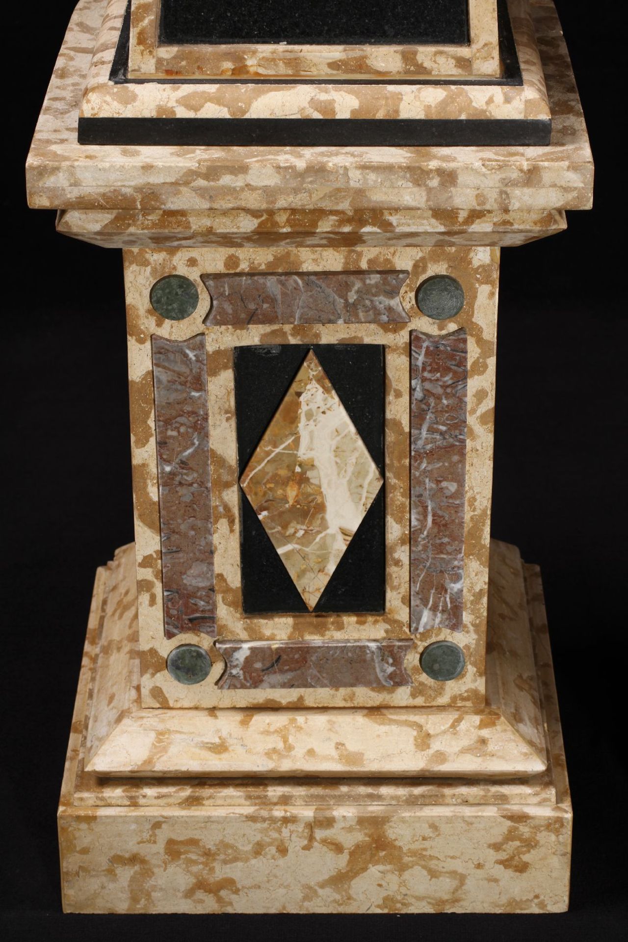 Obelisk, 2-teilig, Marmorplatten beige u. lebhaft braun geädert, Einzelteile vorgefertigt u. - Bild 3 aus 3