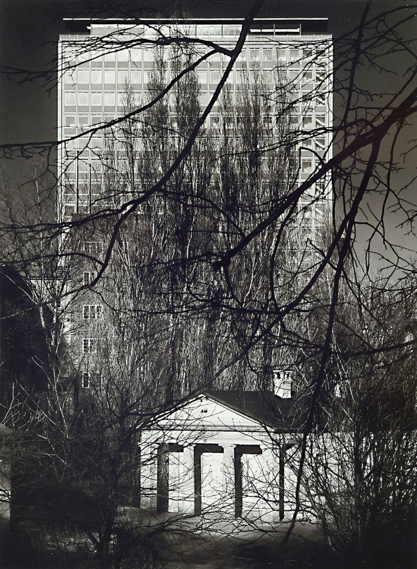 Heinrich Heidersberger, 1906 - 2005, Fotografie, "Torhäuschen mit Braunschweiger Hochhaus im