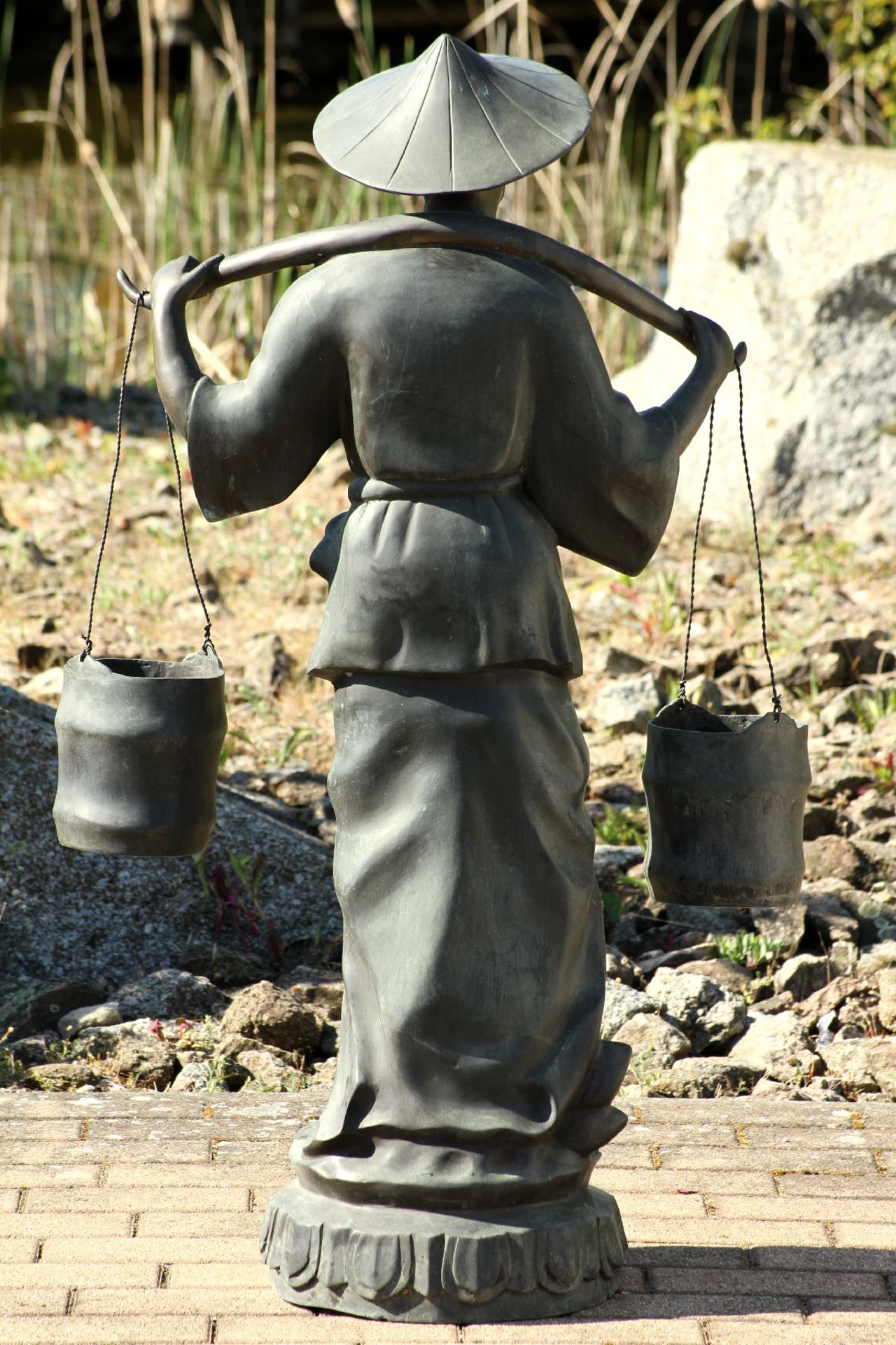 Wasserträger, nach chin. Vorbild, Bronze, stiltypische Darstellung, detaillierte Ausarbeitung, Eimer - Bild 2 aus 3