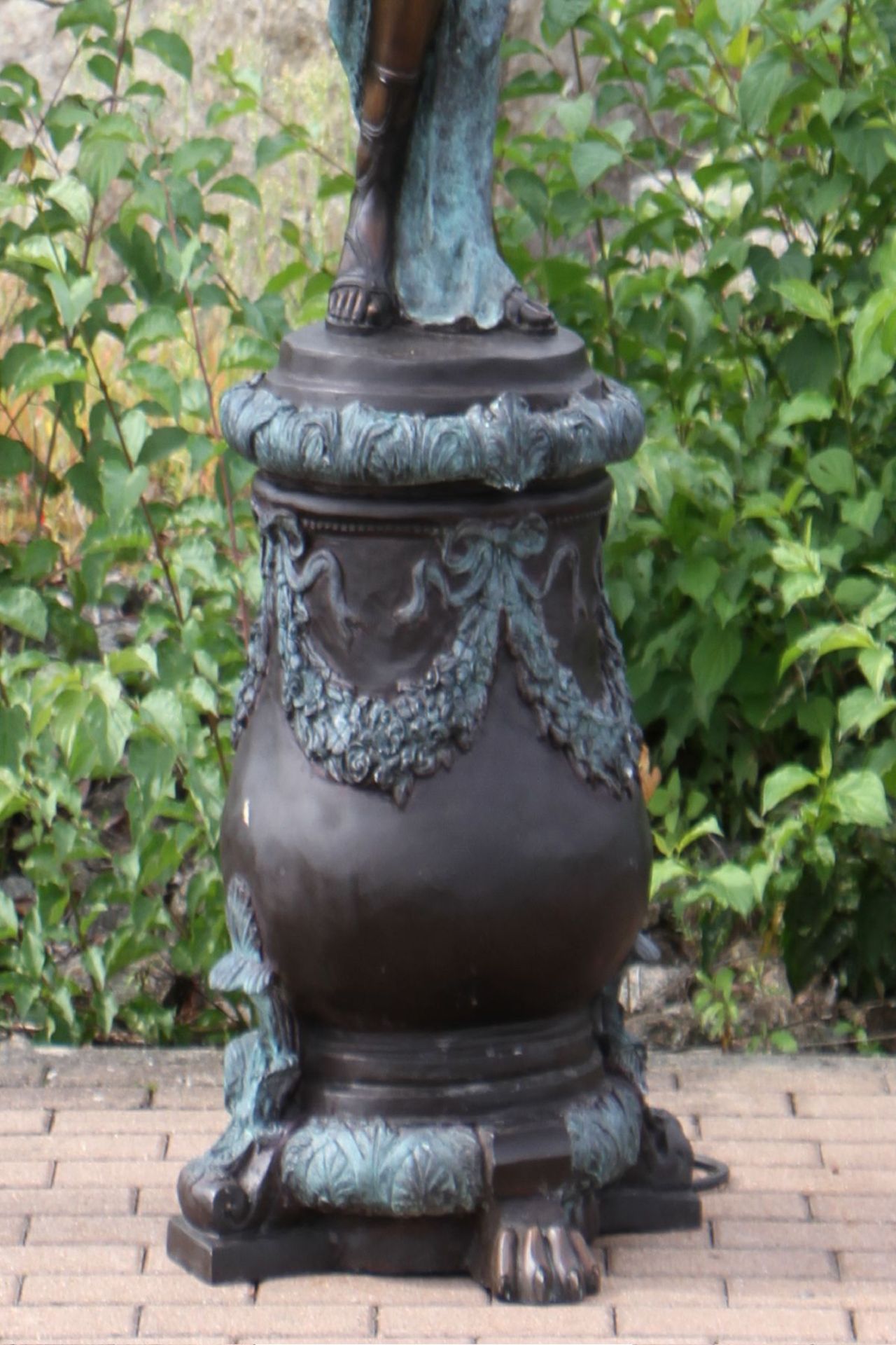 Lichtbringerin, nach antikem Vorbild, 2-tlg. zusammengesetzt, Bronze, grün changierend u. braun - Bild 5 aus 5