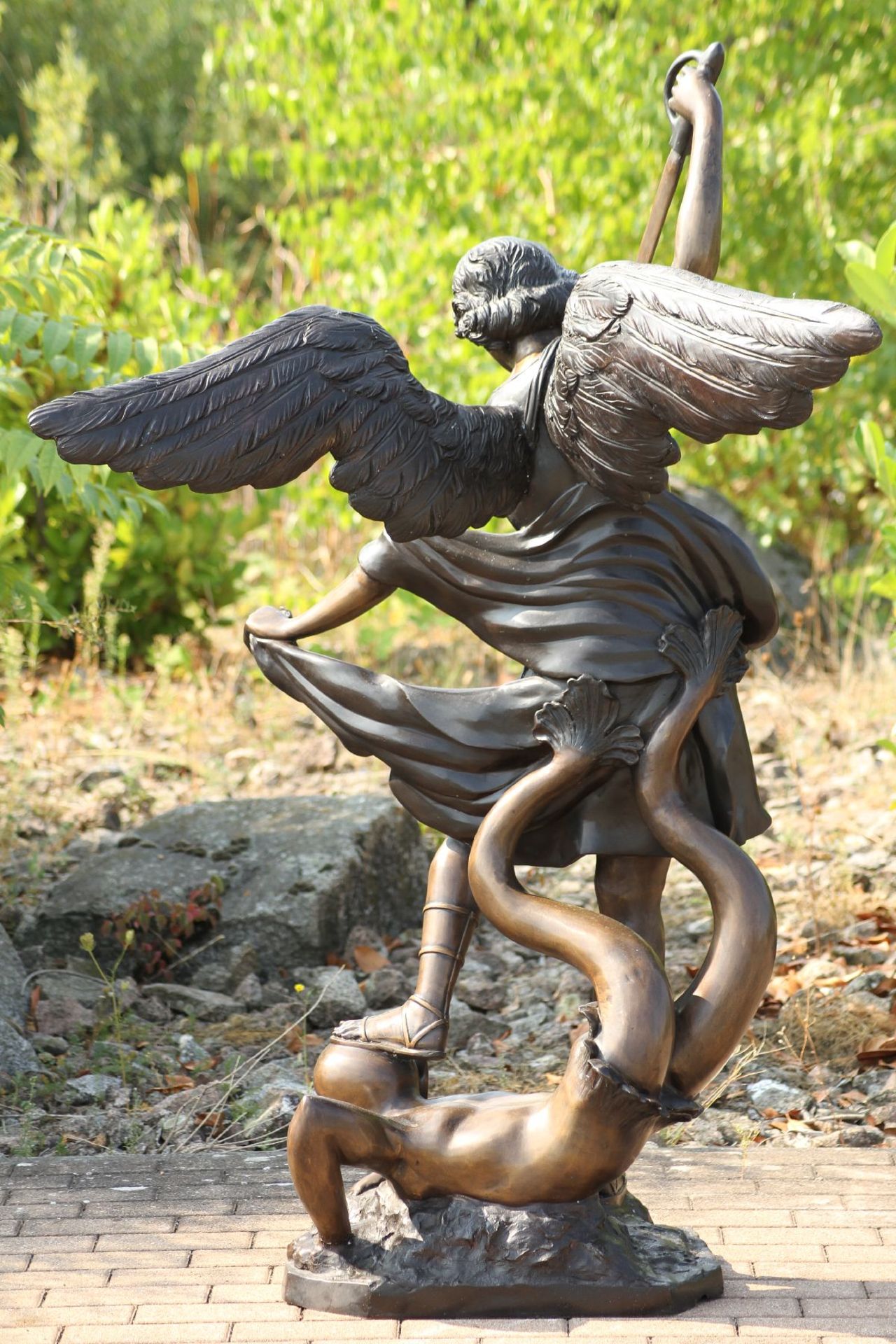 Erzengel Michael als Bezwinger Satans, Bronze, in verschiedenen Brauntönen u. anthrazitfarben - Bild 3 aus 4