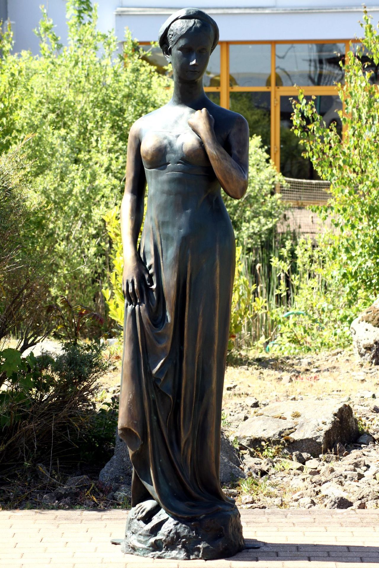 Julia, Bronze, grünlich u. goldbraun patiniert, Darstellung in Tunika nach Vorbild der Antike, auf