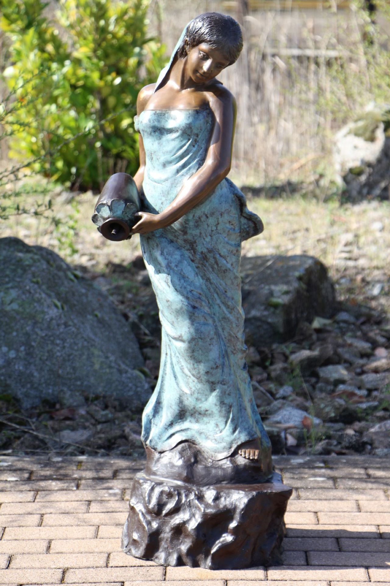 Frau mit Krug als Brunnenfigur, Bronze, in versch. Brauntönen u. türkisfarben patiniert, gelungene