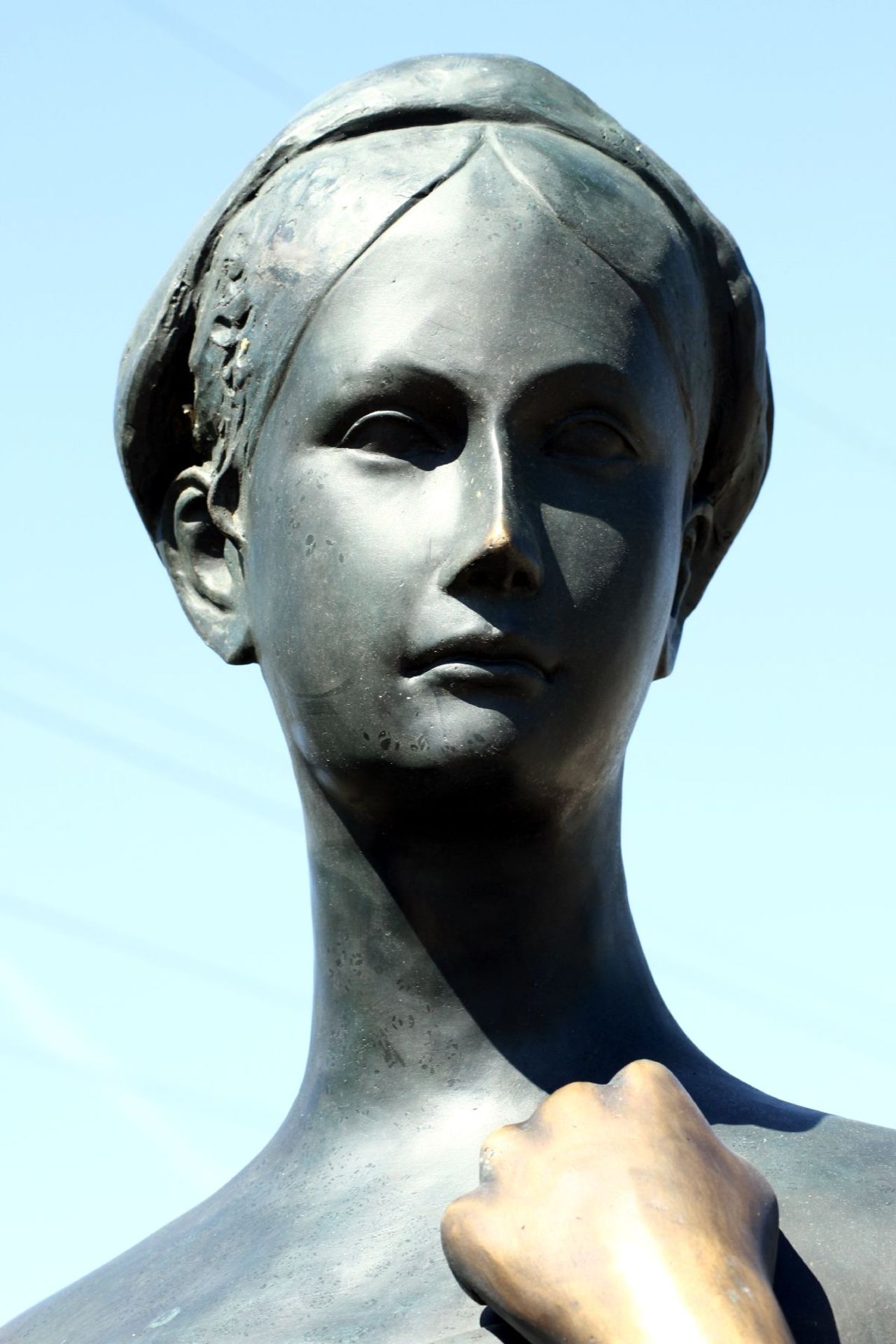 Julia, Bronze, grünlich u. goldbraun patiniert, Darstellung in Tunika nach Vorbild der Antike, auf - Bild 3 aus 3