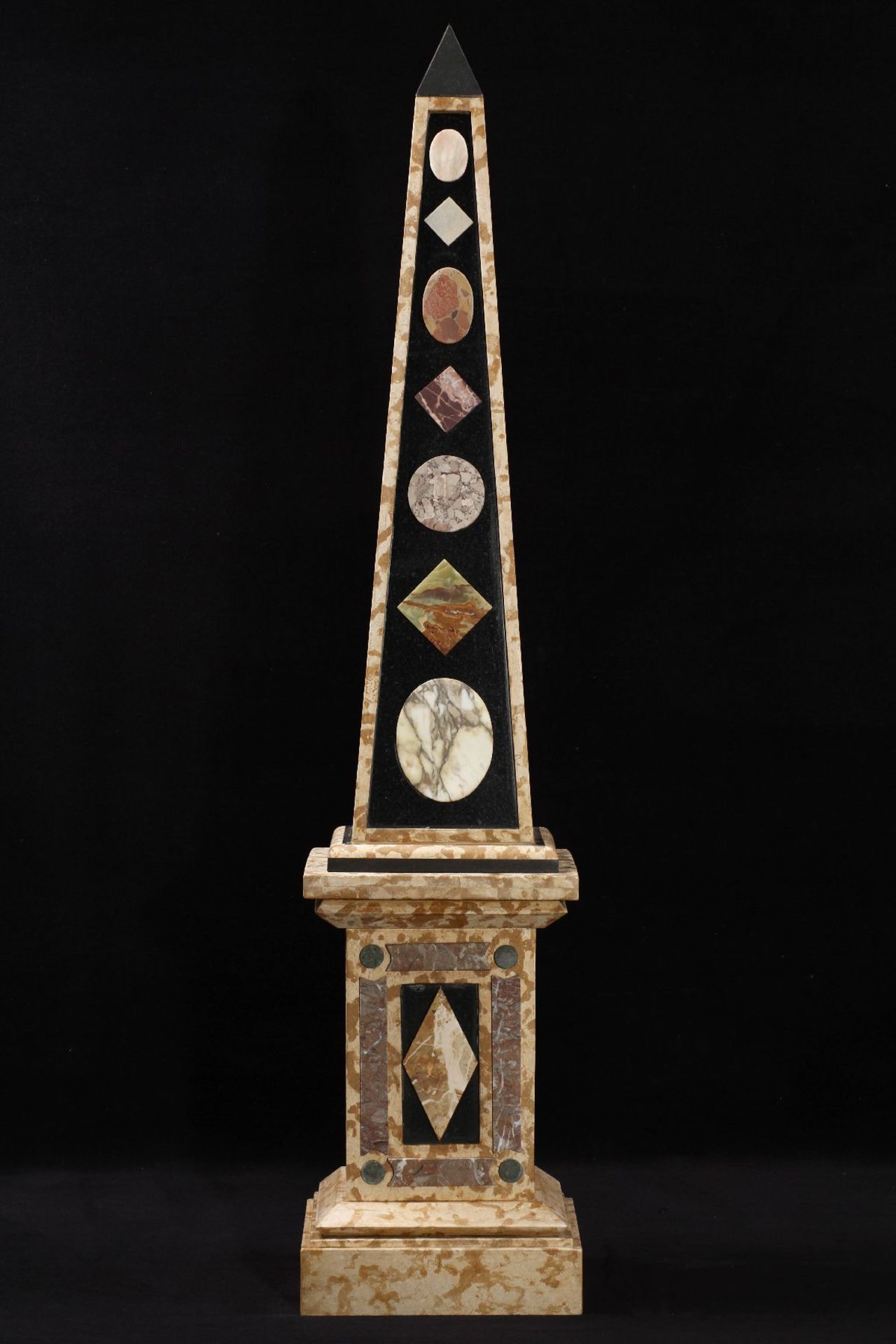 Obelisk, 2-teilig, Marmorplatten beige u. lebhaft braun geädert, Einzelteile vorgefertigt u. - Bild 2 aus 3