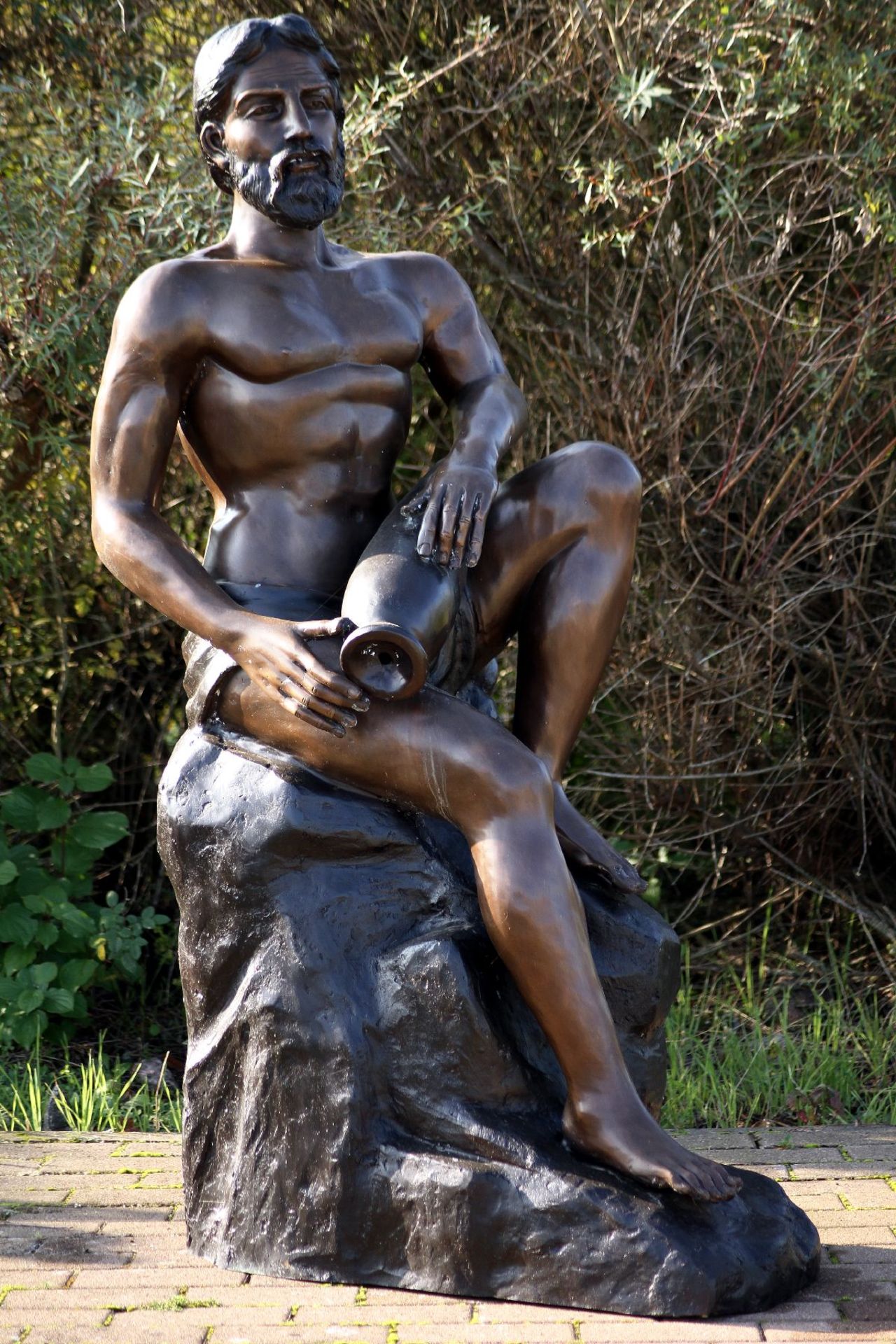 Sitzender Mann auf Fels als Brunnenfigur, Bronze, anthrazitfarben u. braun patiniert,