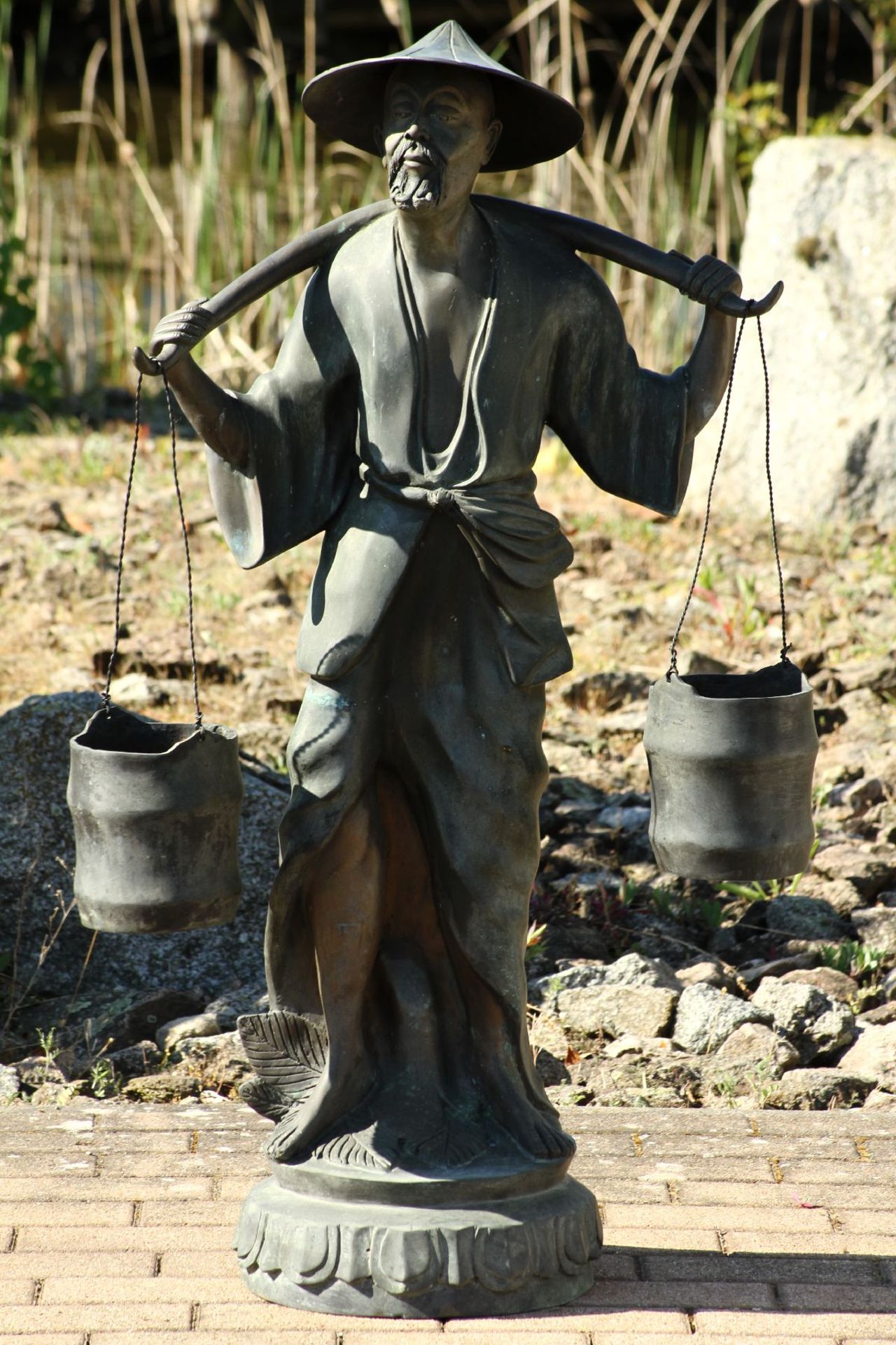 Wasserträger, nach chin. Vorbild, Bronze, stiltypische Darstellung, detaillierte Ausarbeitung, Eimer