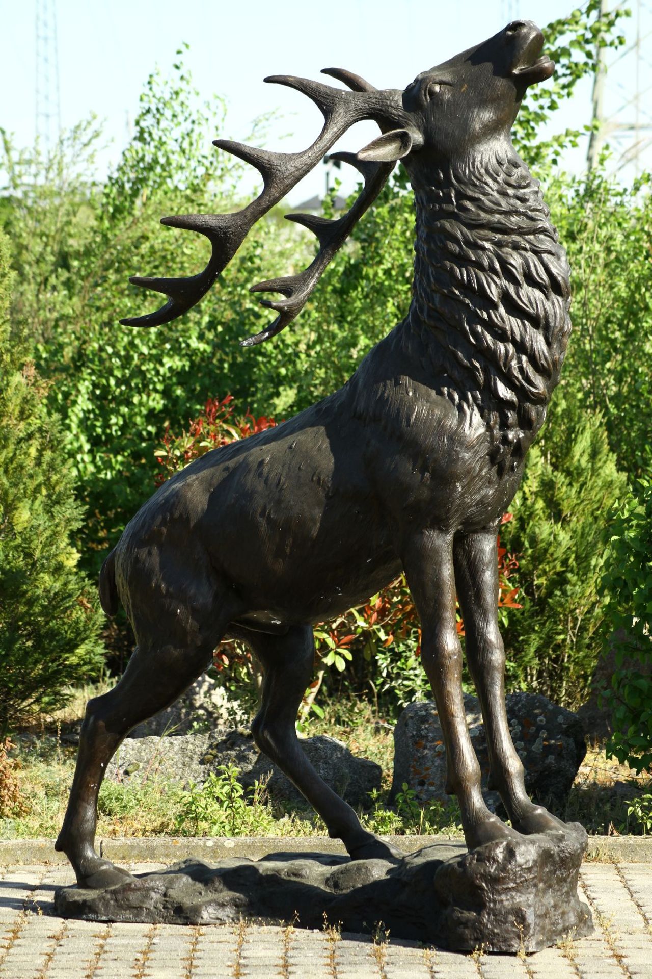 Röhrender Hirsch auf Felsgrund, Bronze, braun u. dunkelbraun patiniert, sogenannter Zwölfender,