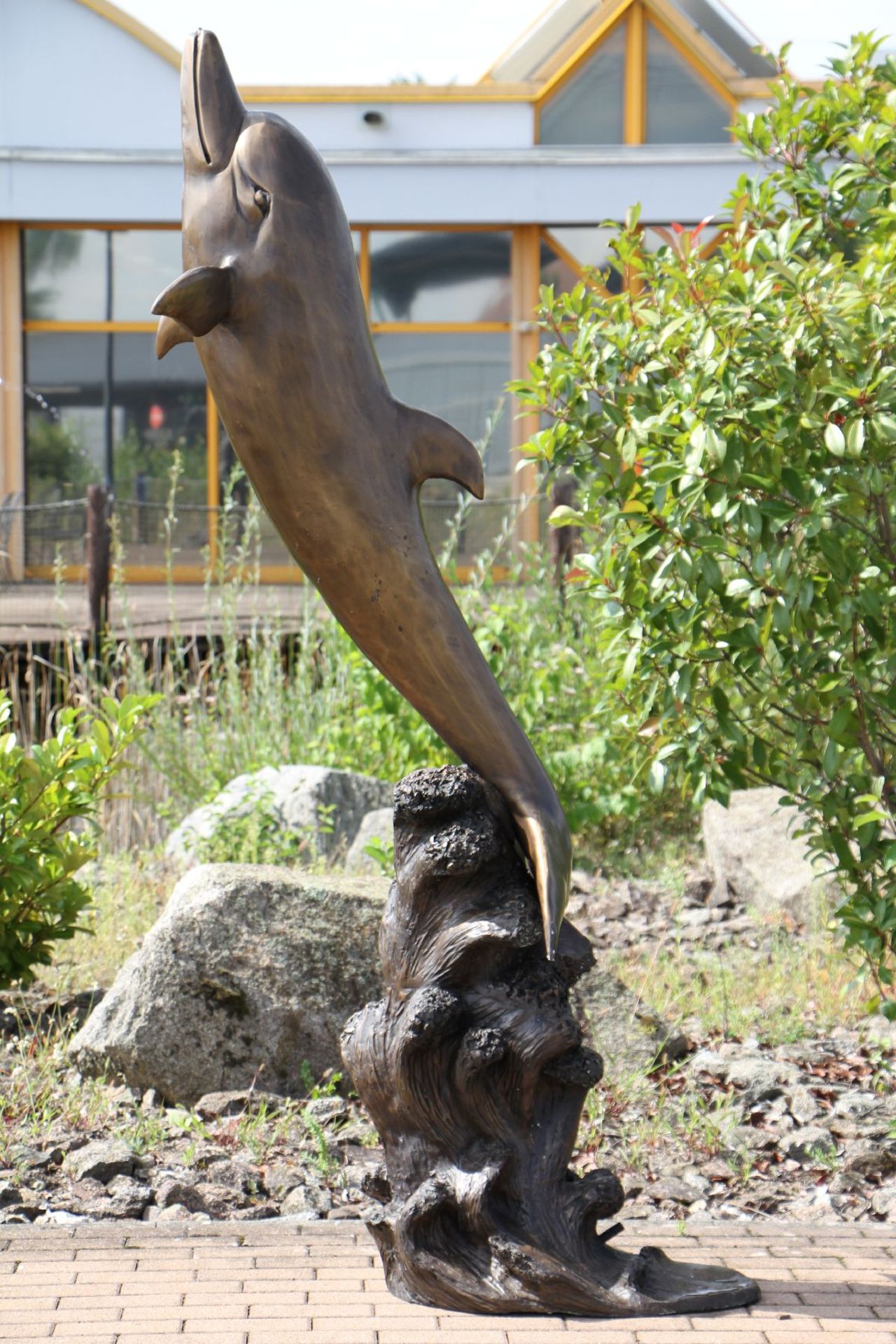 Brunnenfigur in Form eines springenden Delphins auf Wooge, Bronze, dunkelbraun, braun u. goldbraun - Bild 2 aus 3