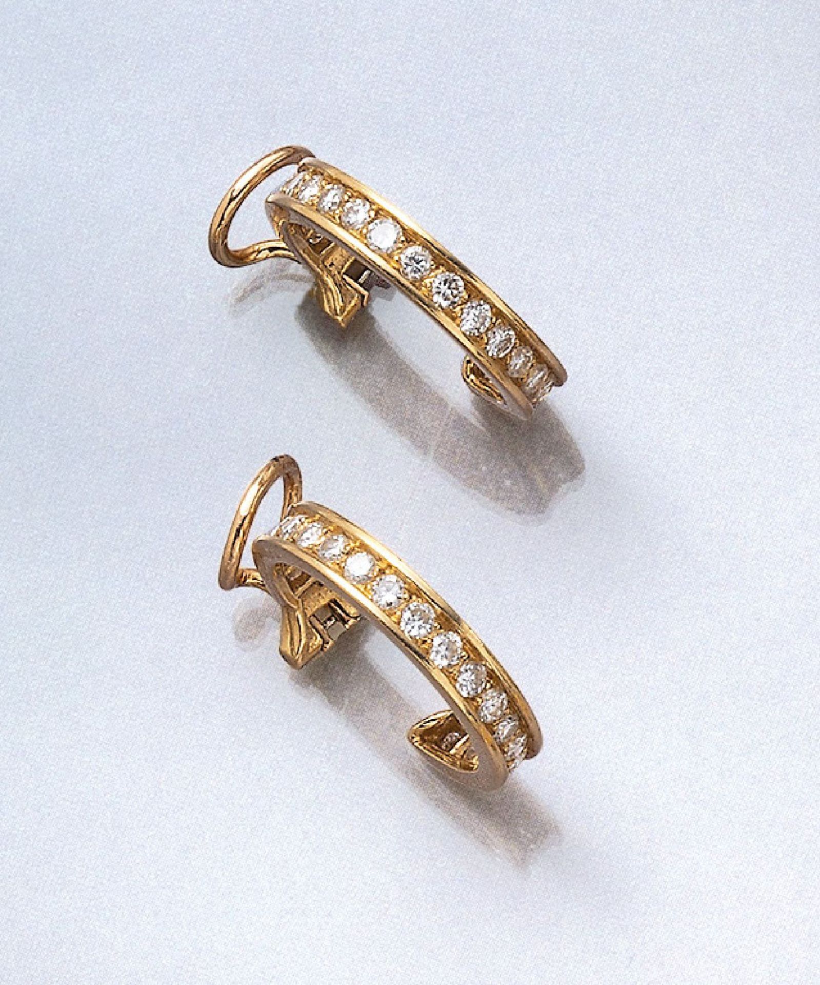 Paar 18 kt Gold CARTIER Ohrclips mit Brillanten, GG 750/000, sign. und num., Brillanten zus. ca. 2