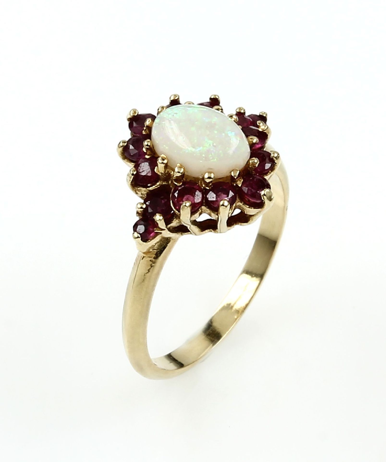 14 kt Gold Ring mit Opal und Rubinen, GG 585/000, ovaler Opalcabochon ca. 1.00 ct, umrahmt von 13