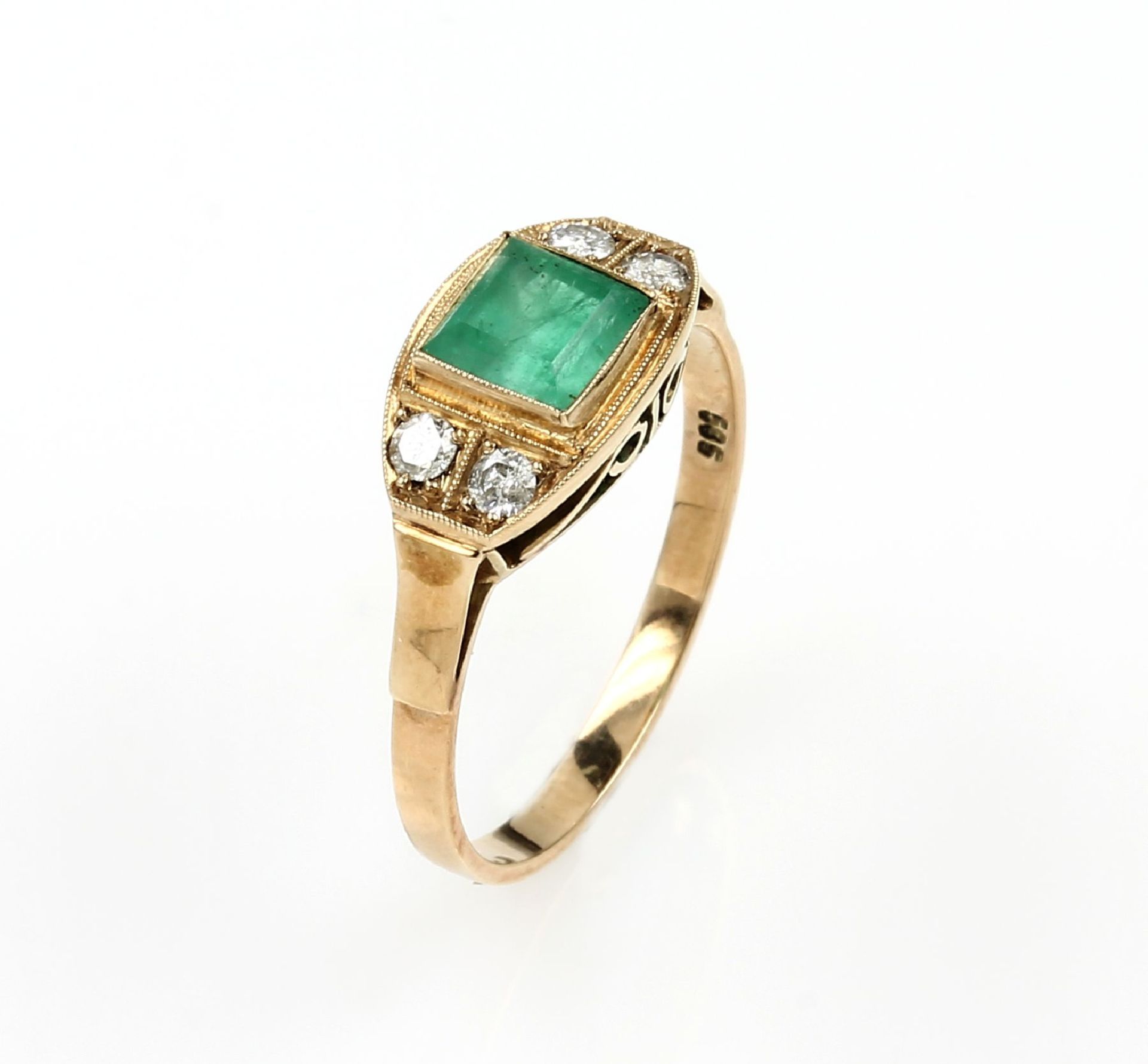 14 kt Gold Ring mit Smaragd und Brillanten, GG 585/000, mittig facett. Smaragdcarree ca. 0.60 ct,