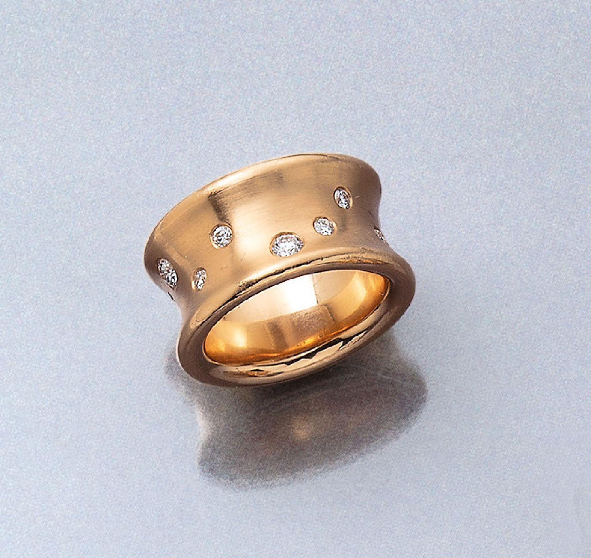 18 kt Gold Ring mit Brillanten, RG 750/000,konkave Schiene matt., bes. mit Brillanten zus. ca. 0.