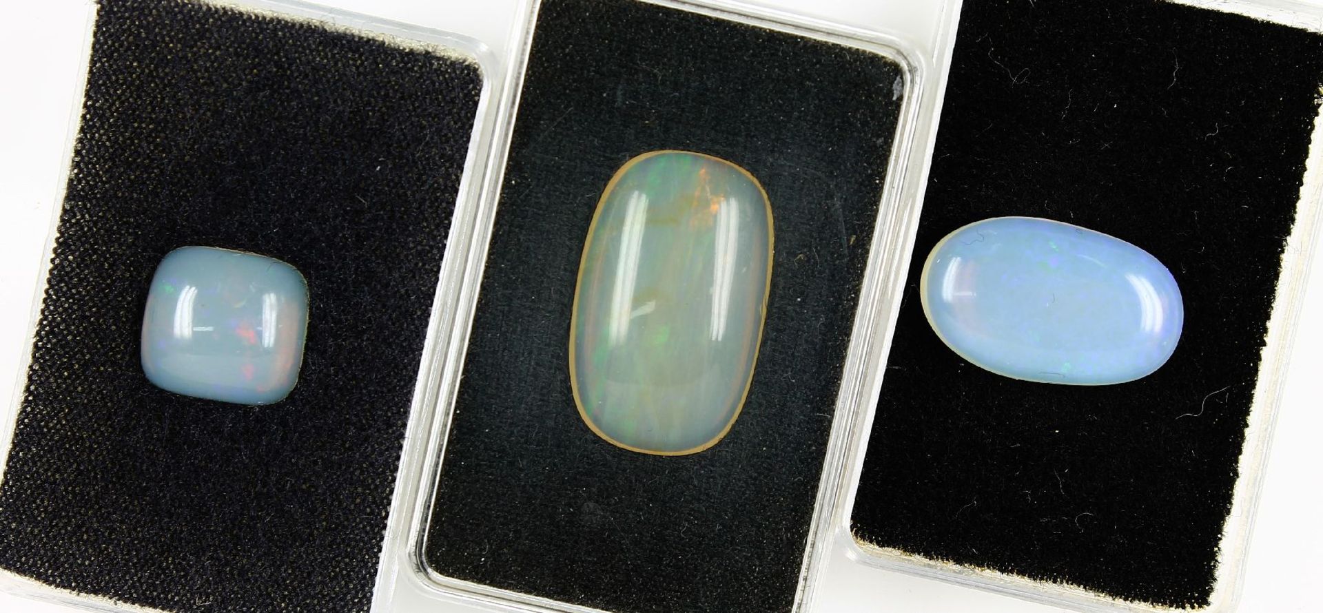Konvolut 3 Opale, zus. ca. 40.9 ct, best. aus: 3 x Opalcabochons in versch. Größen und Formen, Grün,