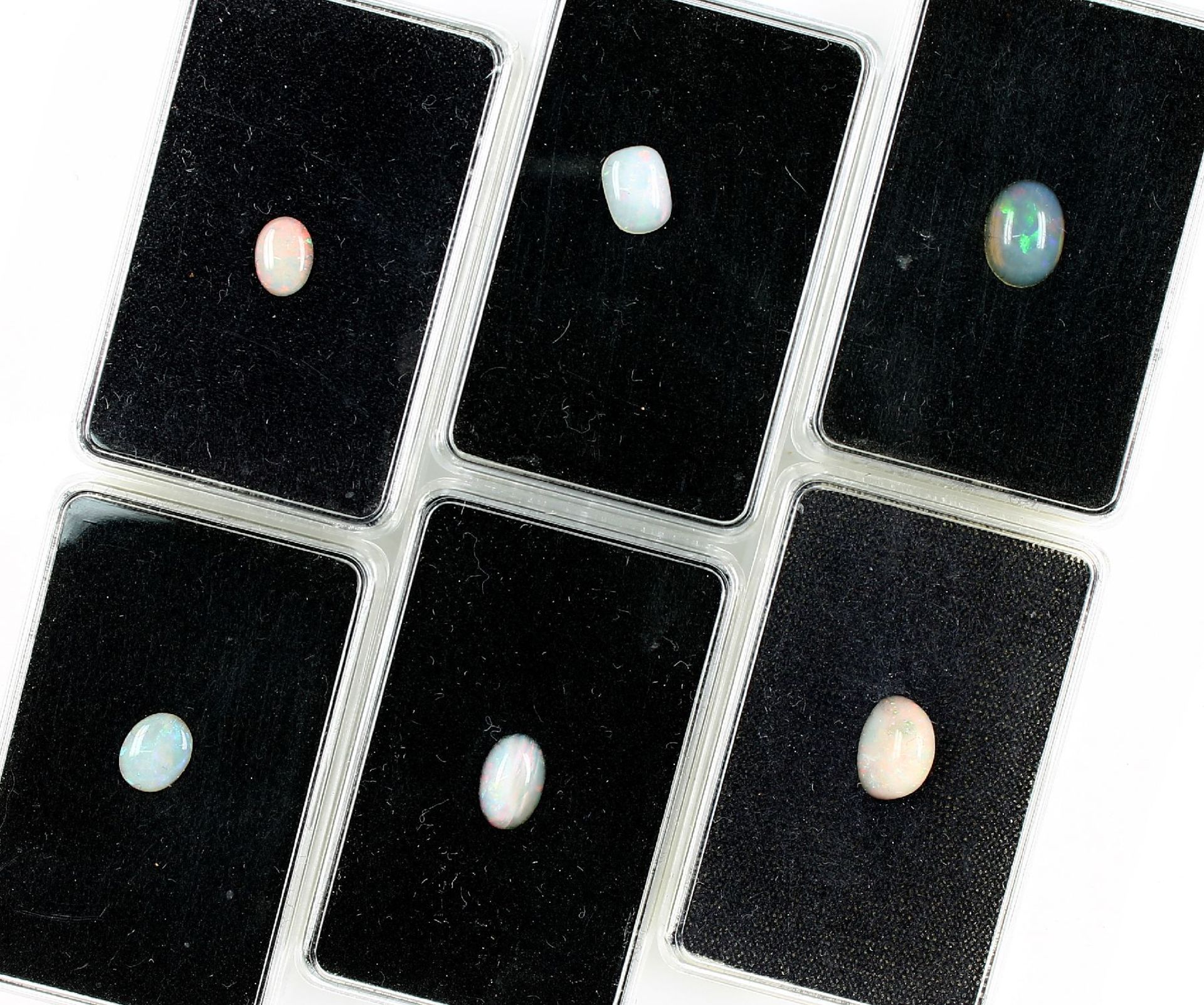 Lot 6 lose Opalcabochons, zus. ca. 11.2 ct, best. aus: 5 x oval, 1 x Antikschliff, versch. Größen