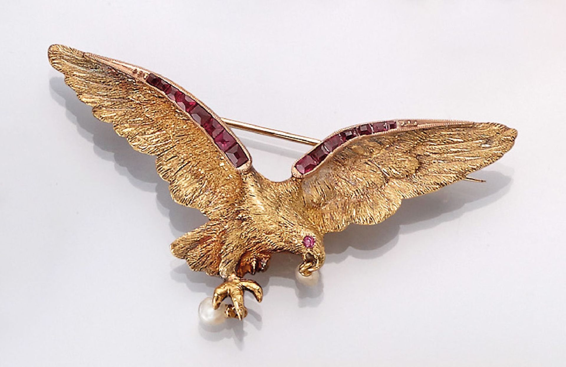 15 kt Gold Brosche "Adler" mit Perlchen und Rubinsynthesen, wohl Frankreich um 1900, GG617/000,