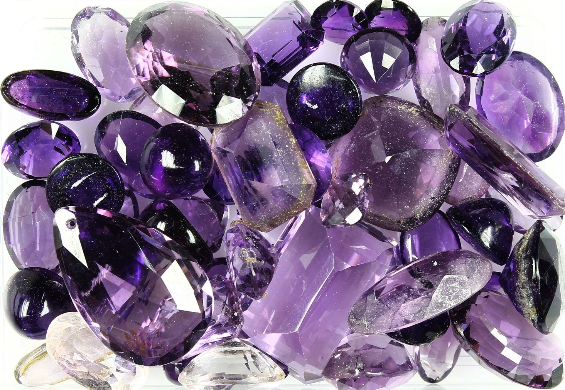 Lot lose Amethyste, zus. ca. 347 ct, versch. Größen und Schliffarten