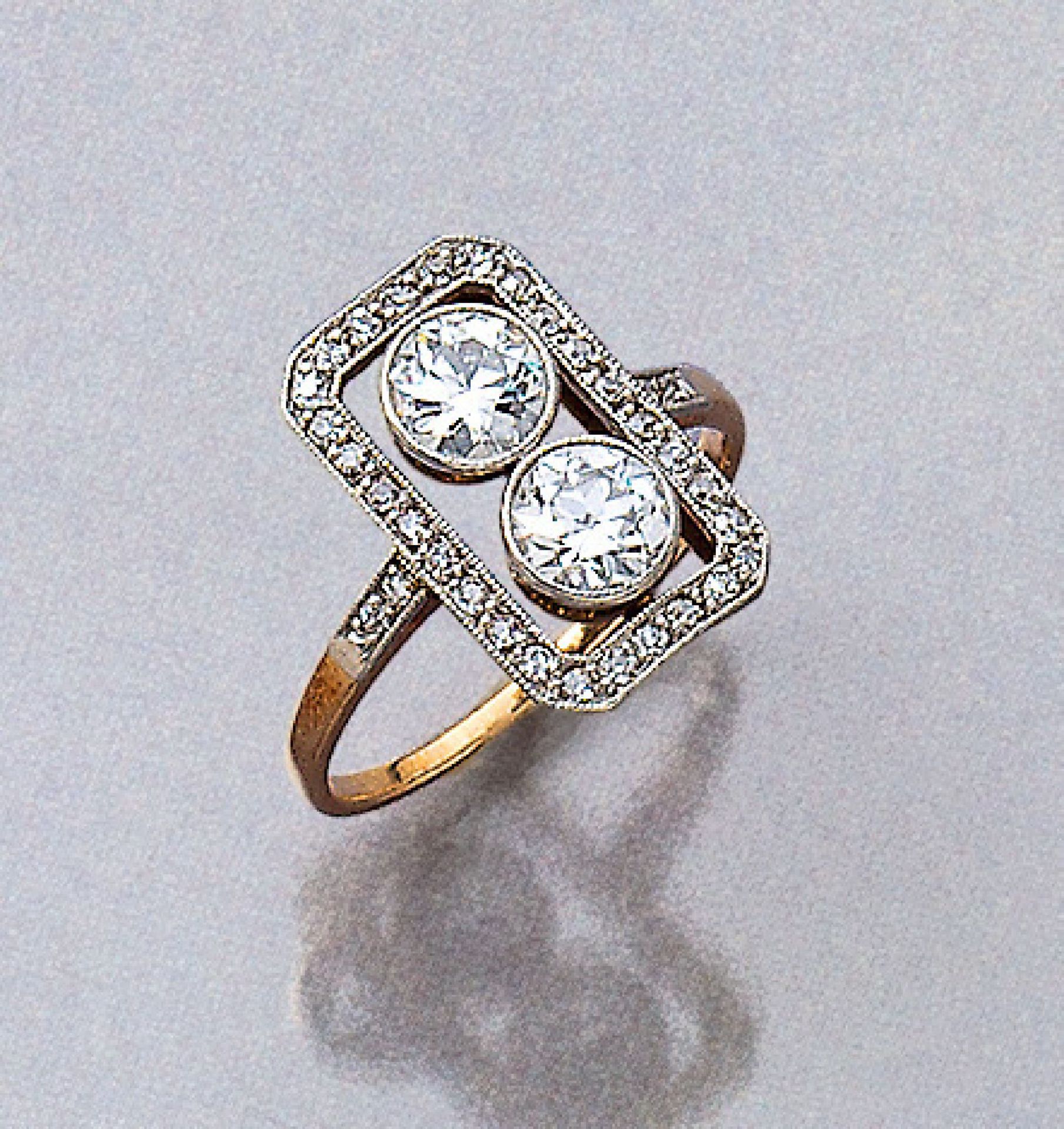 Art-Deco Ring mit Diamanten, um 1920, GG 585/000 und Platin, mittig 2 Altschliffdiamanten zus. ca.