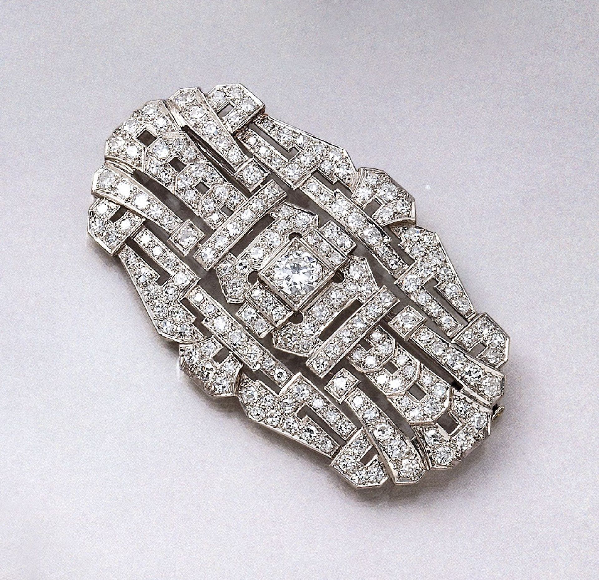 Platin Art-Deco Brosche mit Diamanten, um 1930, Diamanten zus. ca. 7.0 ct Weiß- l.get.Weiß/si-p1,