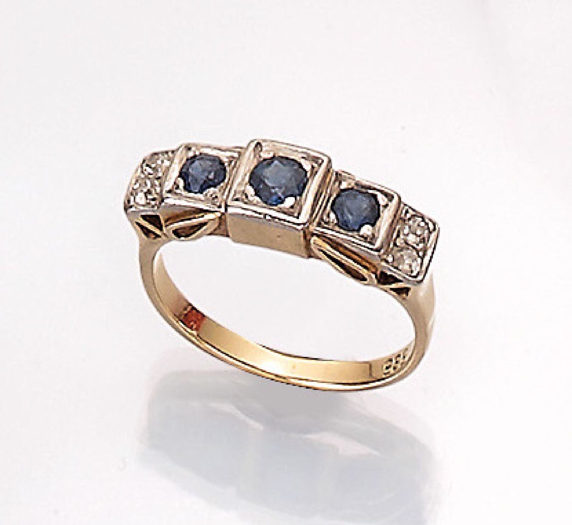 14 kt Gold Art-Deco Ring mit Saphiren und Diamanten, GG/WG 585/000, rundfacett. Saphire und