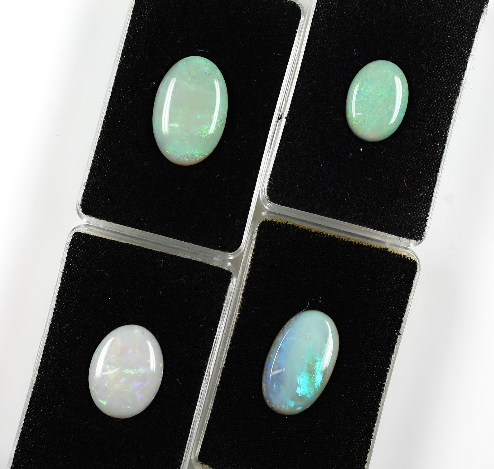 Konvolut 4 Opale, zus. ca. 37.6 ct, best. aus: 4 x ovale Opalcabochons in versch. Größen, Farbspiele
