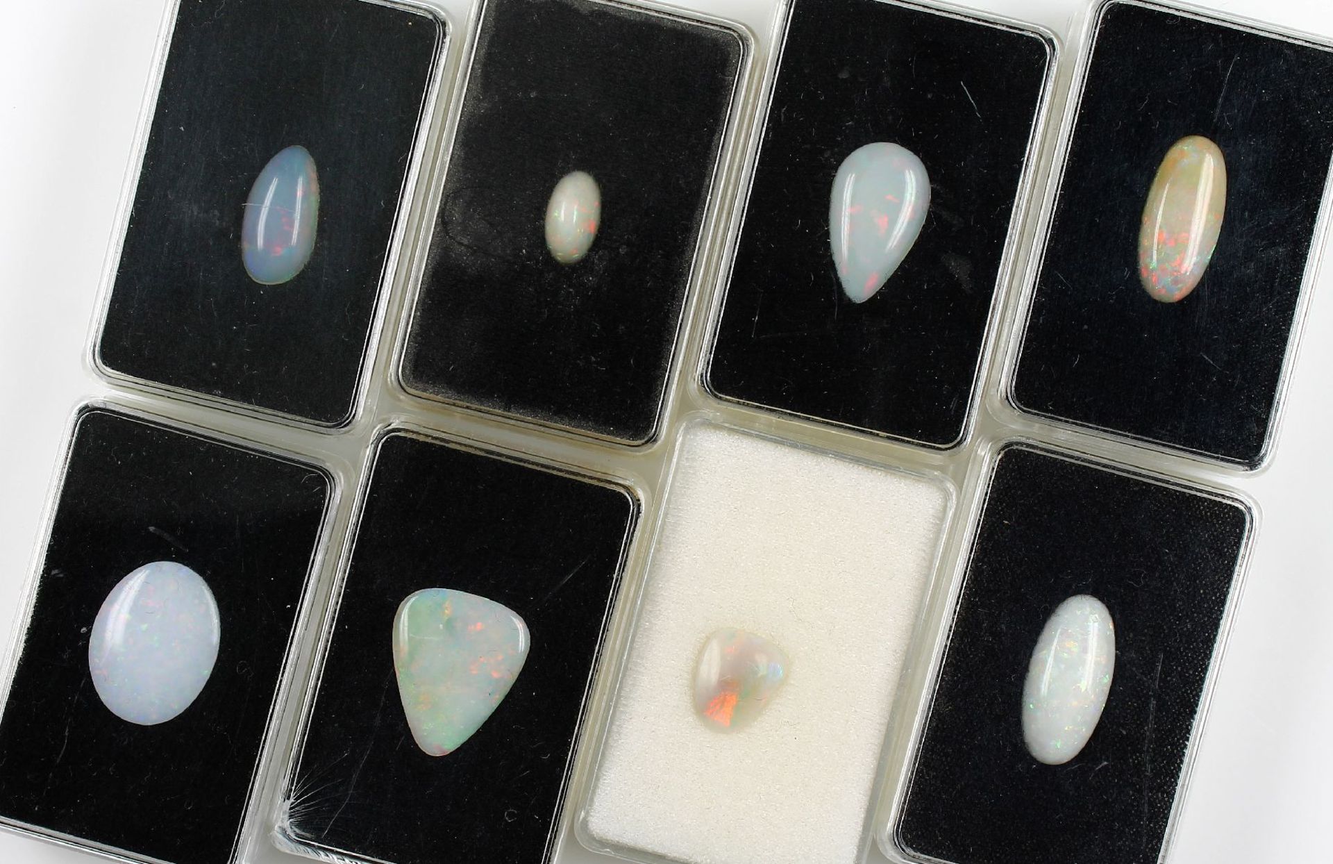 Lot 8 lose Opalcabochons, zus. ca. 42.9 ct, 1 x tropfenf., ca. 5.55 ct, ca. 9.5 x 18 mm, 1x oval,