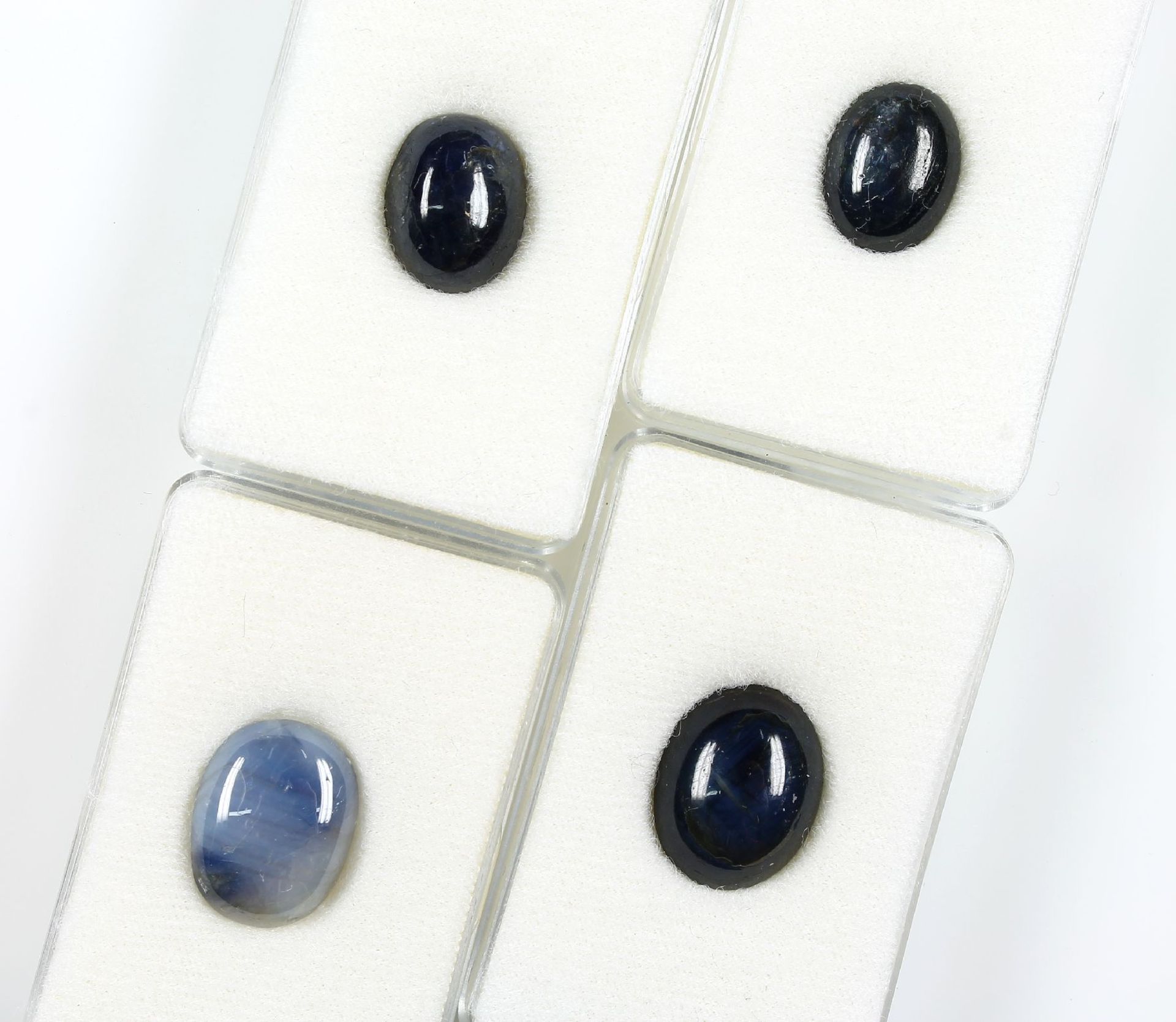 Lot 4 lose Saphircabochons, best. aus: 1 x ca. 9.8 ct, oval, ca. 11 x 15 mm; 1 x ca. 16.3ct, oval,