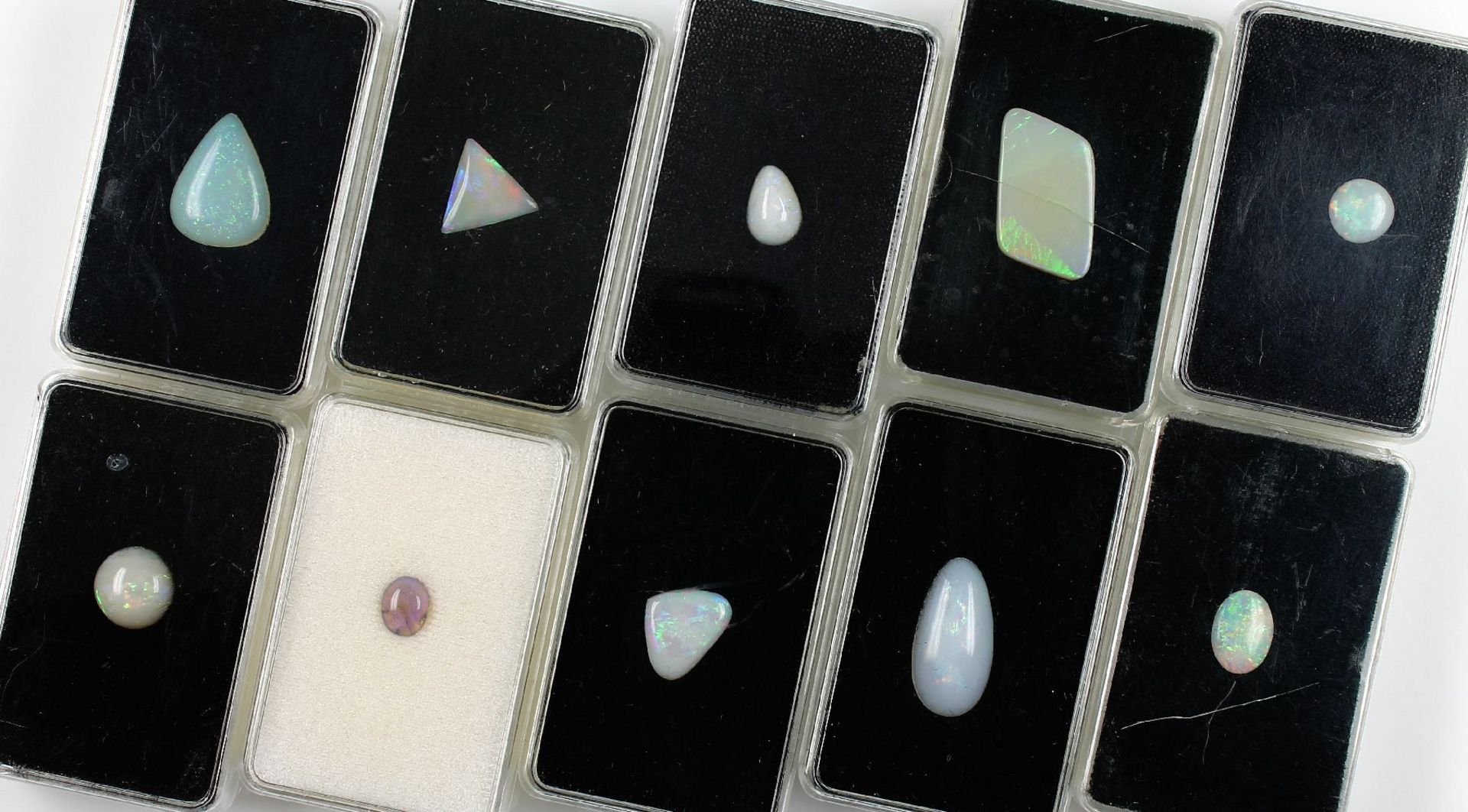 Lot 10 lose Opalcabochons, zus. ca. 35.5 ct, best. aus: 2 x oval, 2 x rund, 1 x herzf., 1 x