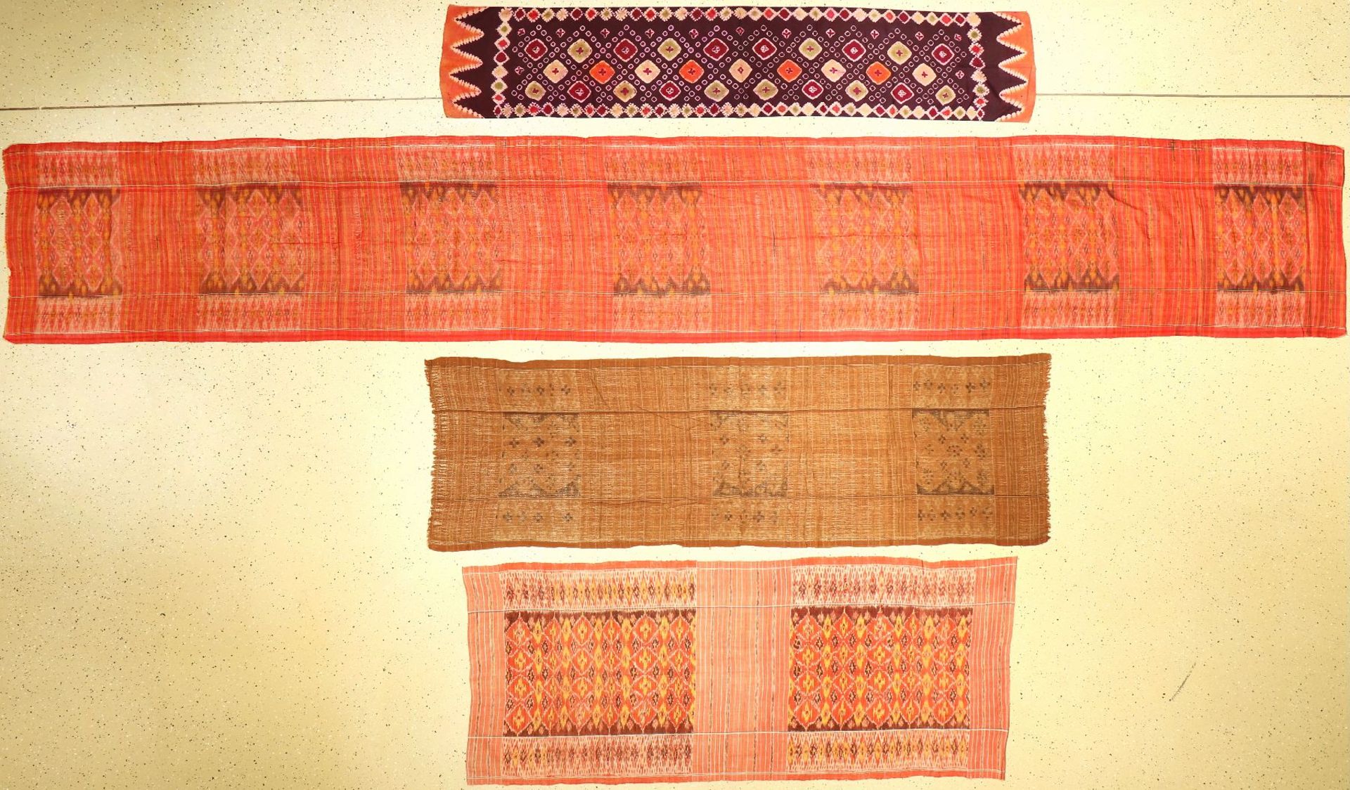 (4 Lots) Indonesische Textilien antik, Indonesien, Ende 19.Jhd./Anfang 20.Jhd., Wolle/violette