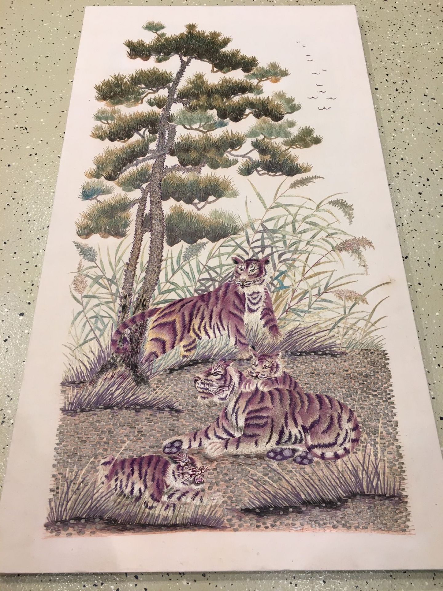 Sehr feine "Seidenstickerei" antik (Tigerfamilie), Japan, Ende 19.Jhd., reine Naturseide. - Bild 2 aus 9