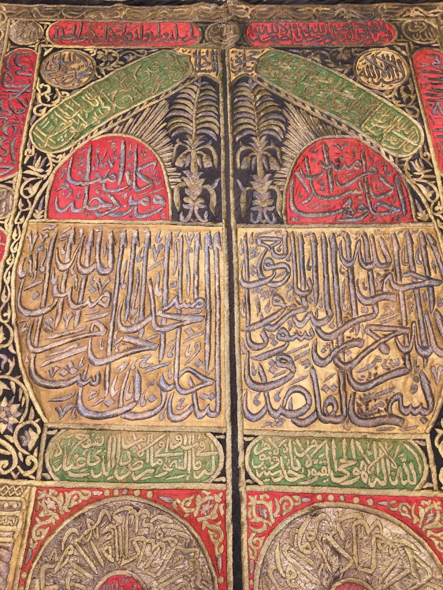 Bedeutende große osmanische Seiden & Metall-Stickerei "Wandschmuck" Datiert 1160 = um 1739, Türkei - Bild 3 aus 9