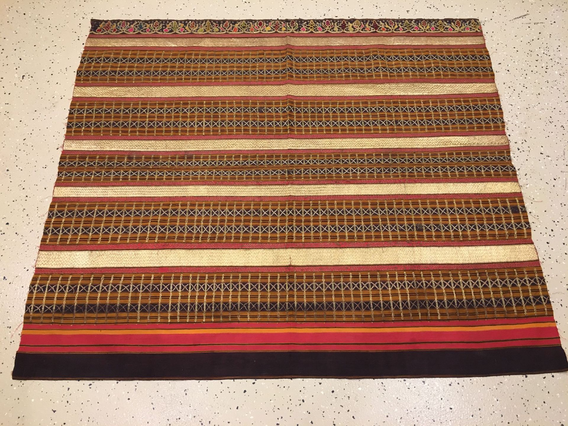 Feines indonesisches "Zeremonial-Textil" (Metallbroschiert) alt, Indonesien, um 1910/1920, Seiden- - Bild 2 aus 9