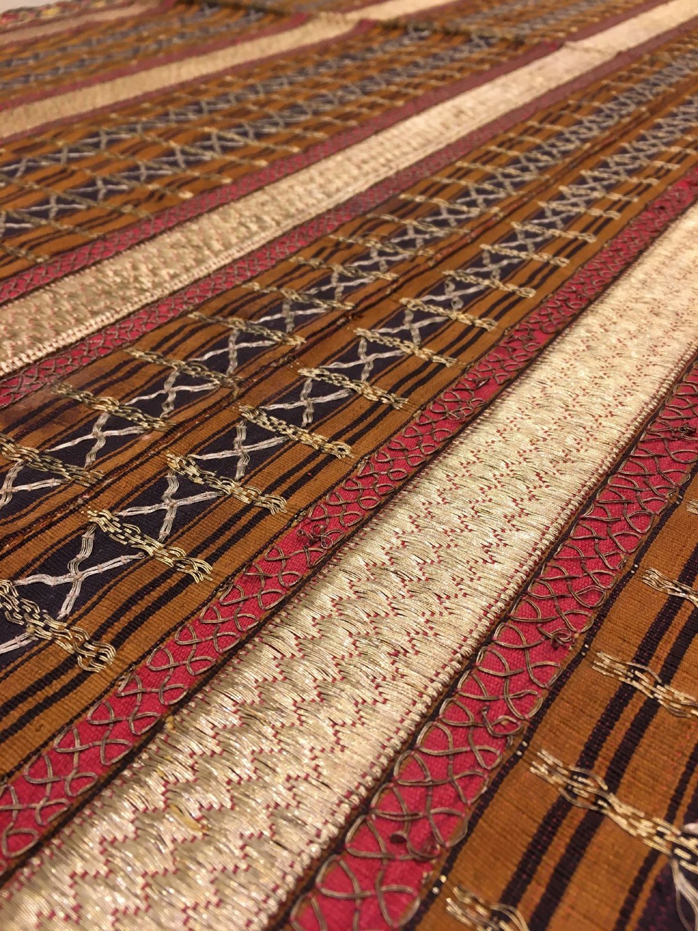 Feines indonesisches "Zeremonial-Textil" (Metallbroschiert) alt, Indonesien, um 1910/1920, Seiden- - Bild 7 aus 9