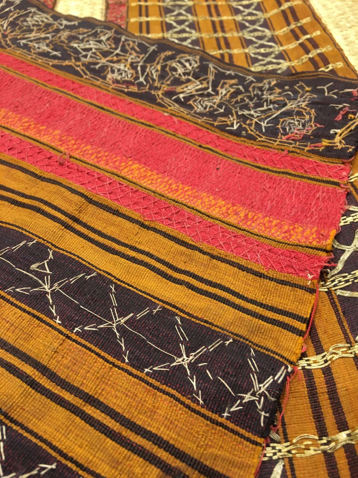 Feines indonesisches "Zeremonial-Textil" (Metallbroschiert) alt, Indonesien, um 1910/1920, Seiden- - Bild 9 aus 9