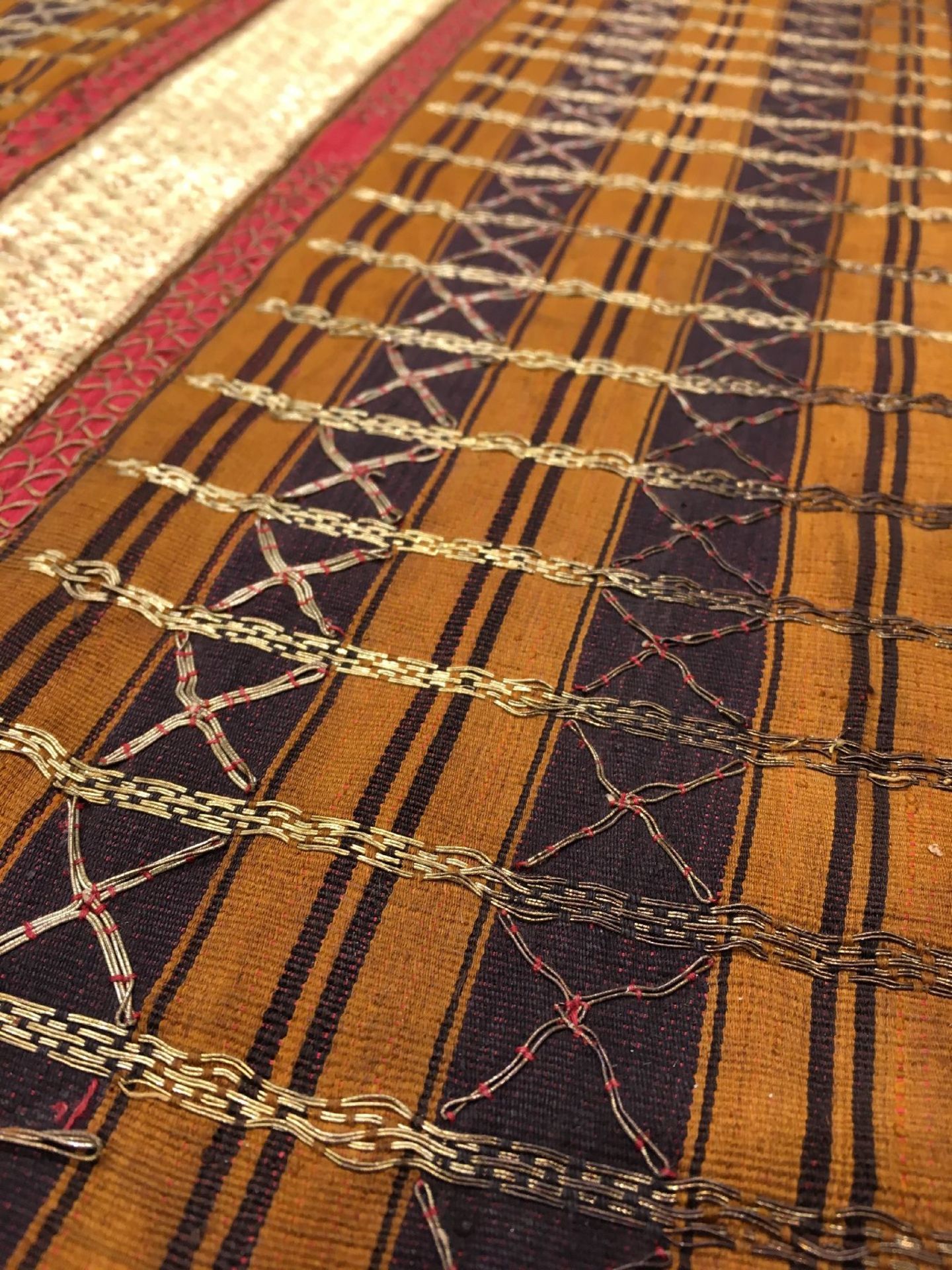 Feines indonesisches "Zeremonial-Textil" (Metallbroschiert) alt, Indonesien, um 1910/1920, Seiden- - Bild 5 aus 9