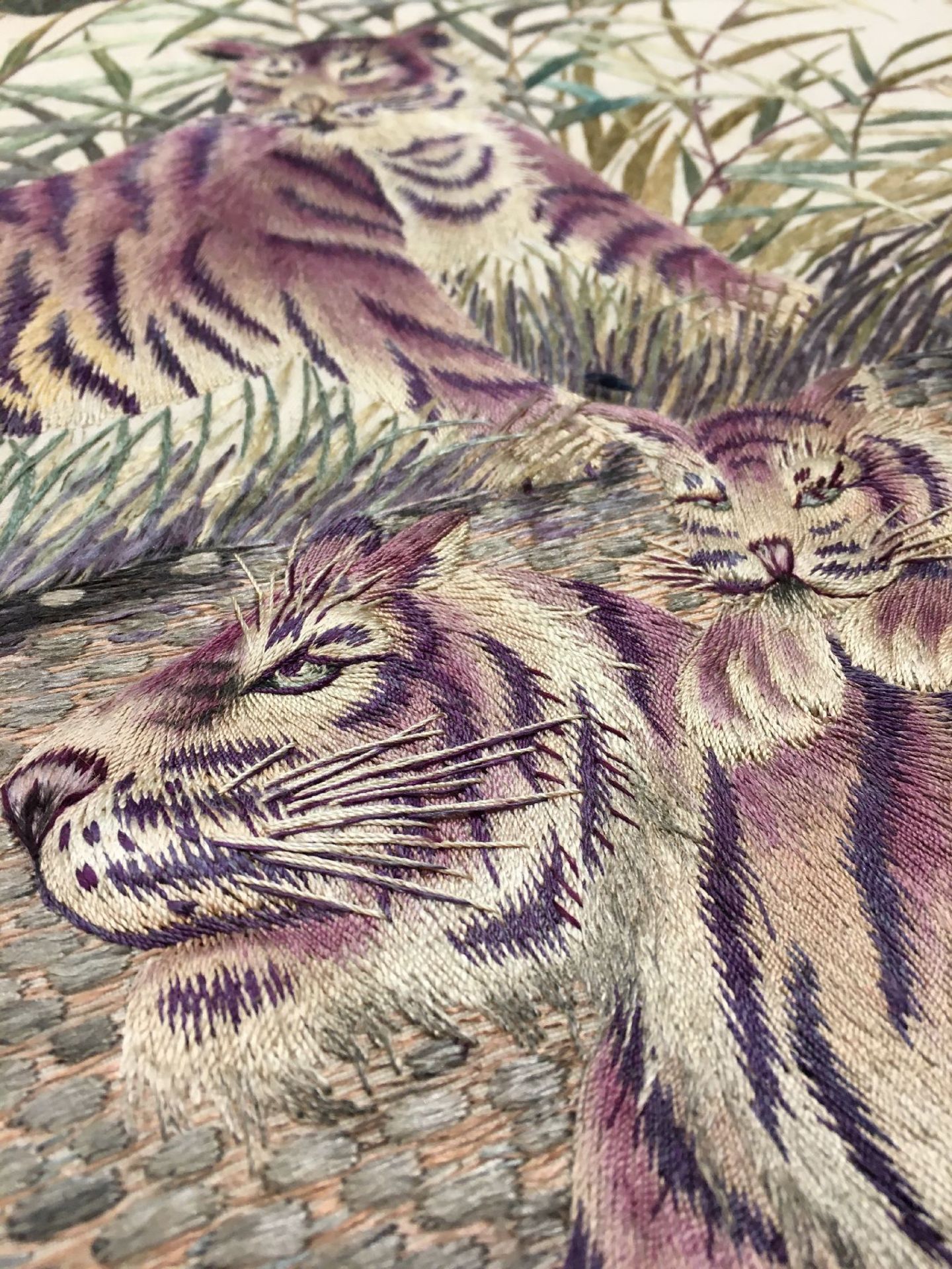 Sehr feine "Seidenstickerei" antik (Tigerfamilie), Japan, Ende 19.Jhd., reine Naturseide. - Bild 4 aus 9