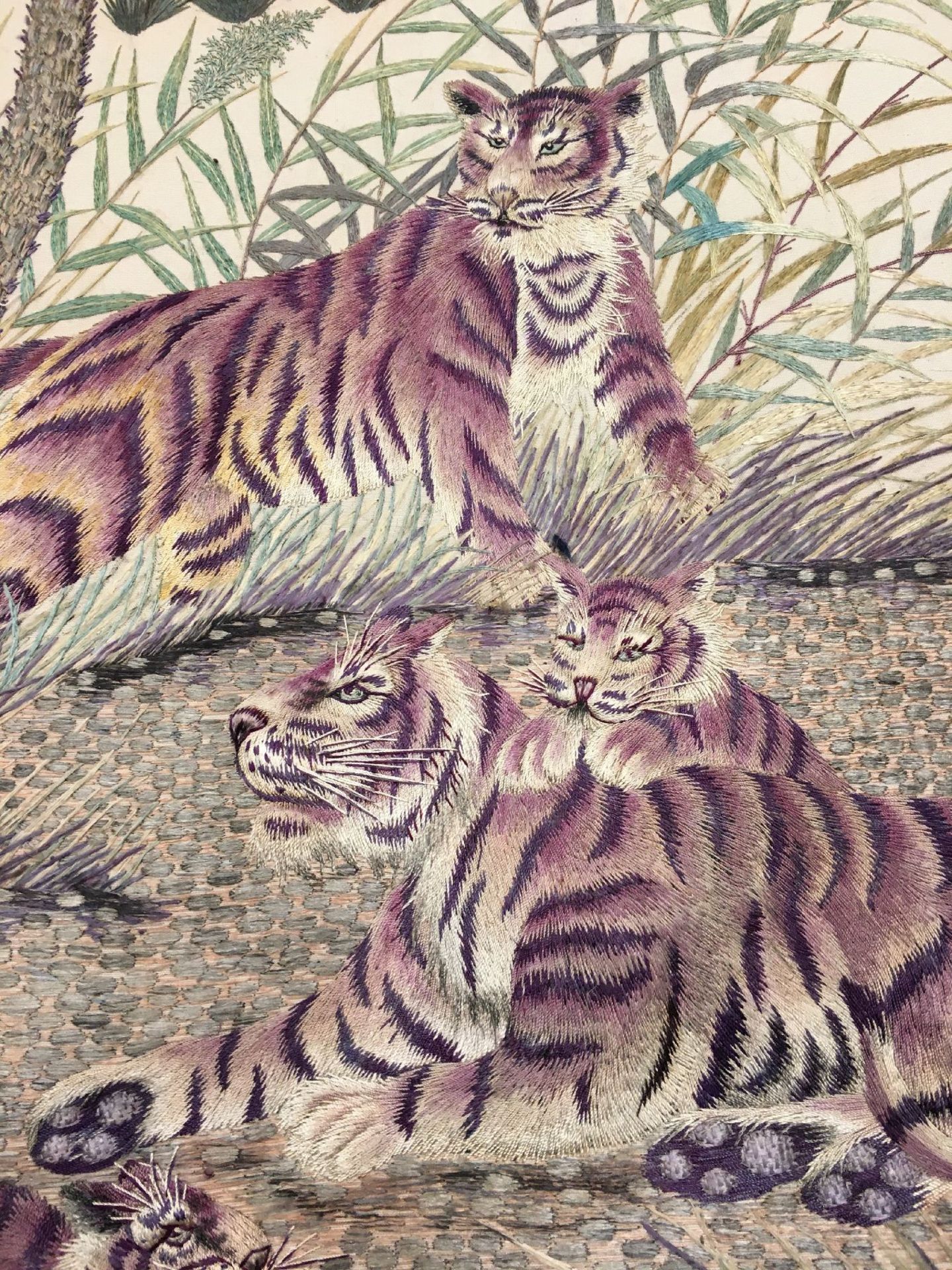 Sehr feine "Seidenstickerei" antik (Tigerfamilie), Japan, Ende 19.Jhd., reine Naturseide. - Bild 3 aus 9