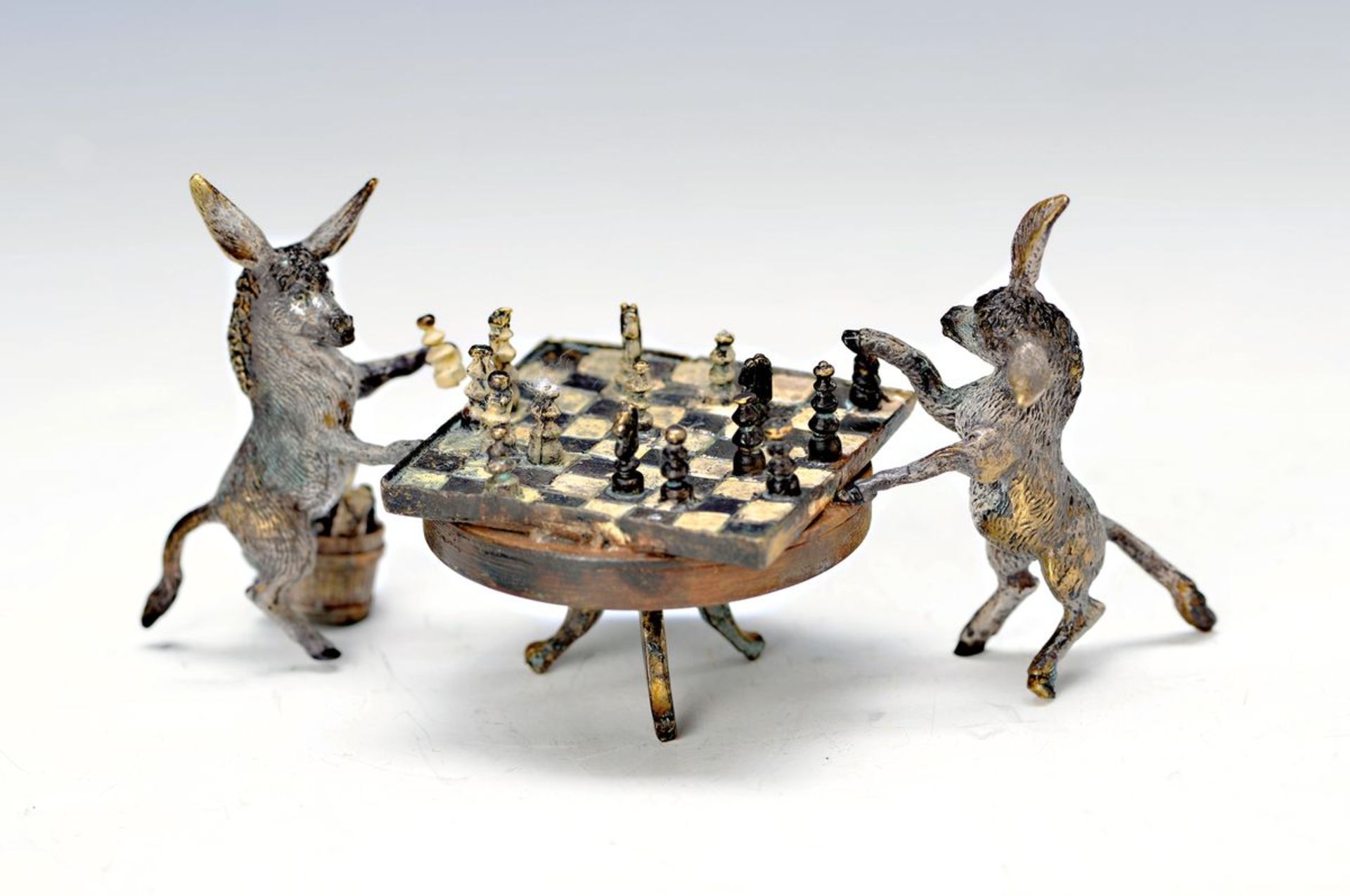 Wiener Bronze, 2.H.20.Jh., Esel die Schach spielen, bunt staffiert, signiert, H. 6 cm, B. 12