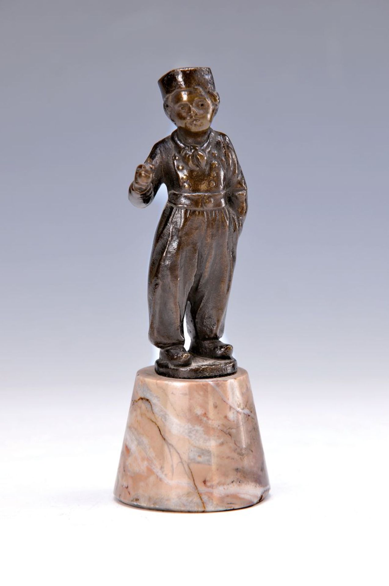Hans Keck (1875-1941), Bronzefigur eines kleinen Pfeife rauchenden Holländers, ca. 9 cm, signiert,