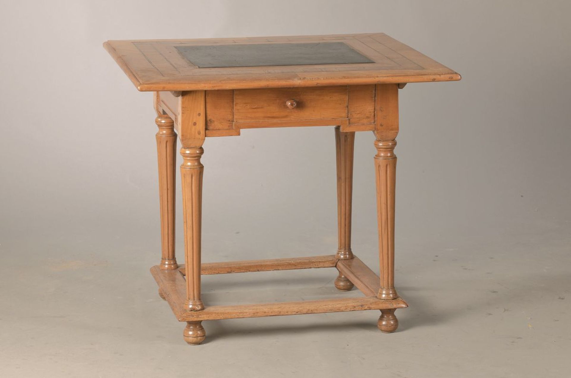 Tisch, deutsch, um 1770, Nussbaum/Rüster/ Pflaume, Unterteile Eiche, 1 Schublade, Beine