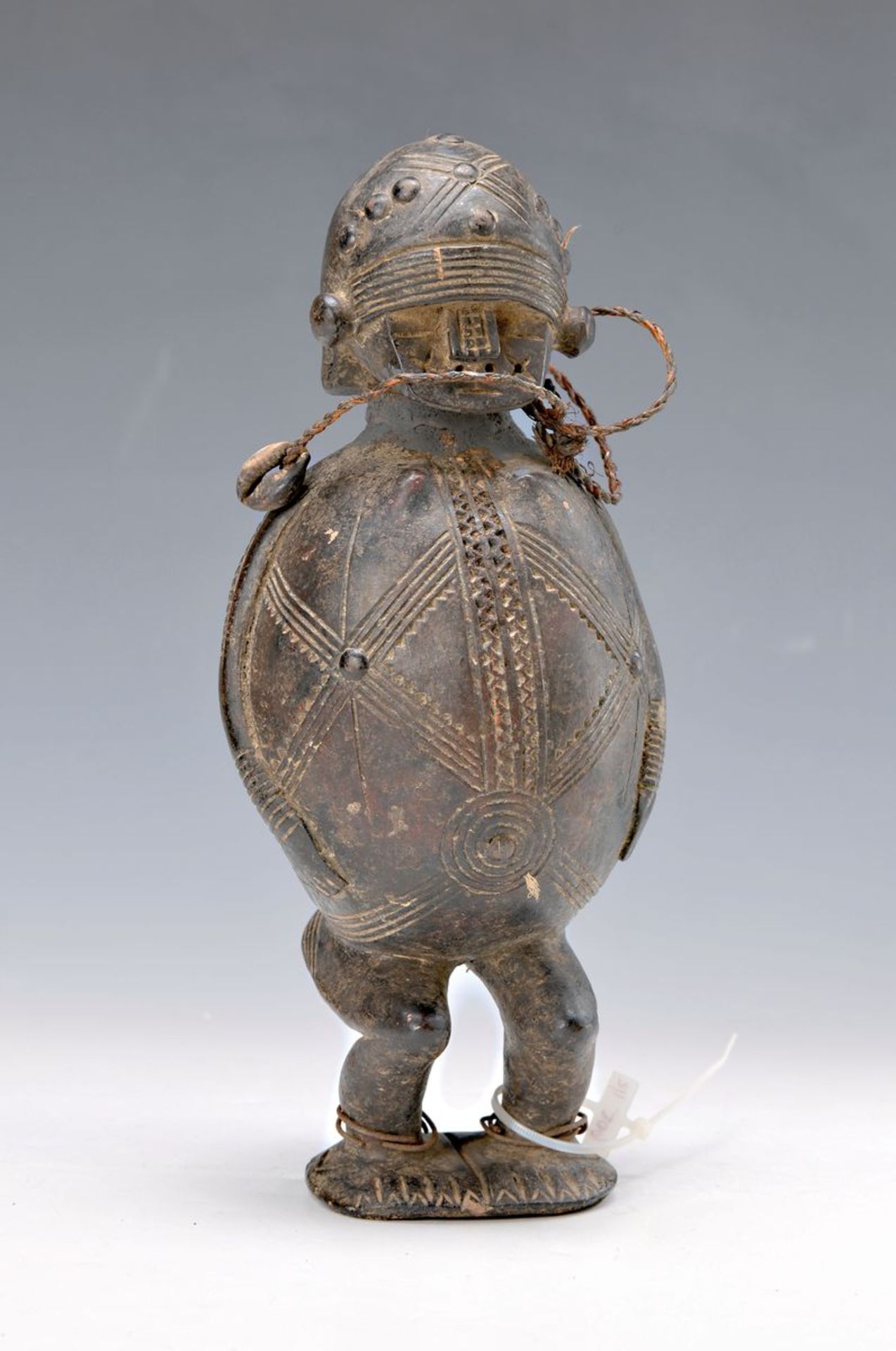 Tonfigur, Nigeria, 2. H. 20.Jh., Figur in Kalebassenform, Kraftzentren, Beine und Rücken stark