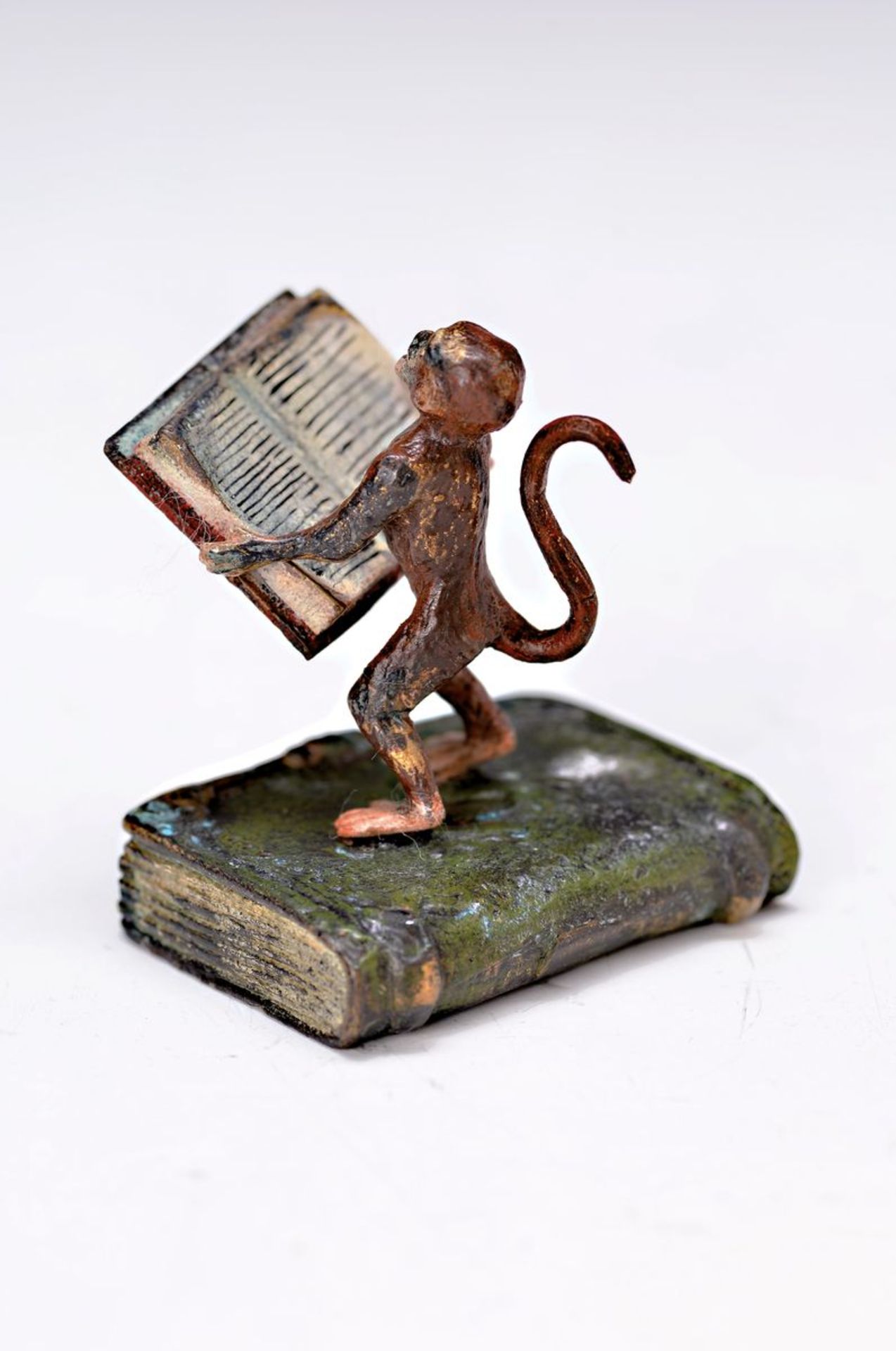 Wiener Bronze, 2.H.20.Jh., Affe mit Buch, bunt staffiert, signiert Bergmann, H. 5 cm, B. 4 cm, T.
