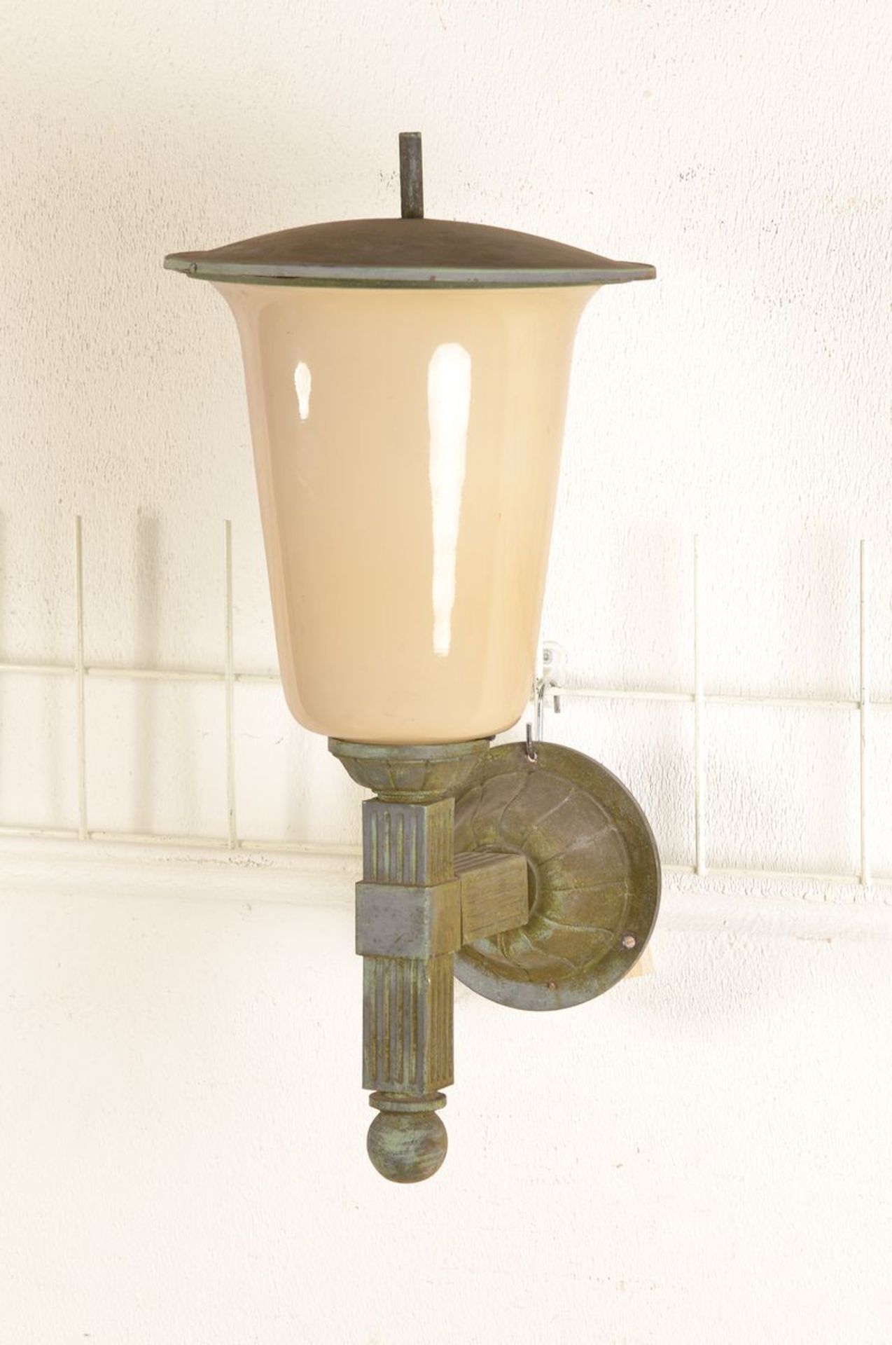 Außen-Wandlampe, deutsch, 1930er Jahre, starker Bauhaus-Einfluß spürbar, schwerer Metallguß