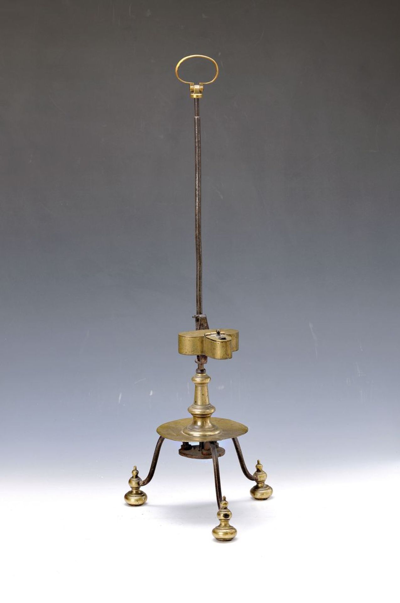Antike Öllampe, deutsch, um 1800, Eisen und Bronze, höhenverstellbar, auf drei Beinen, H. ca. 63 cm,
