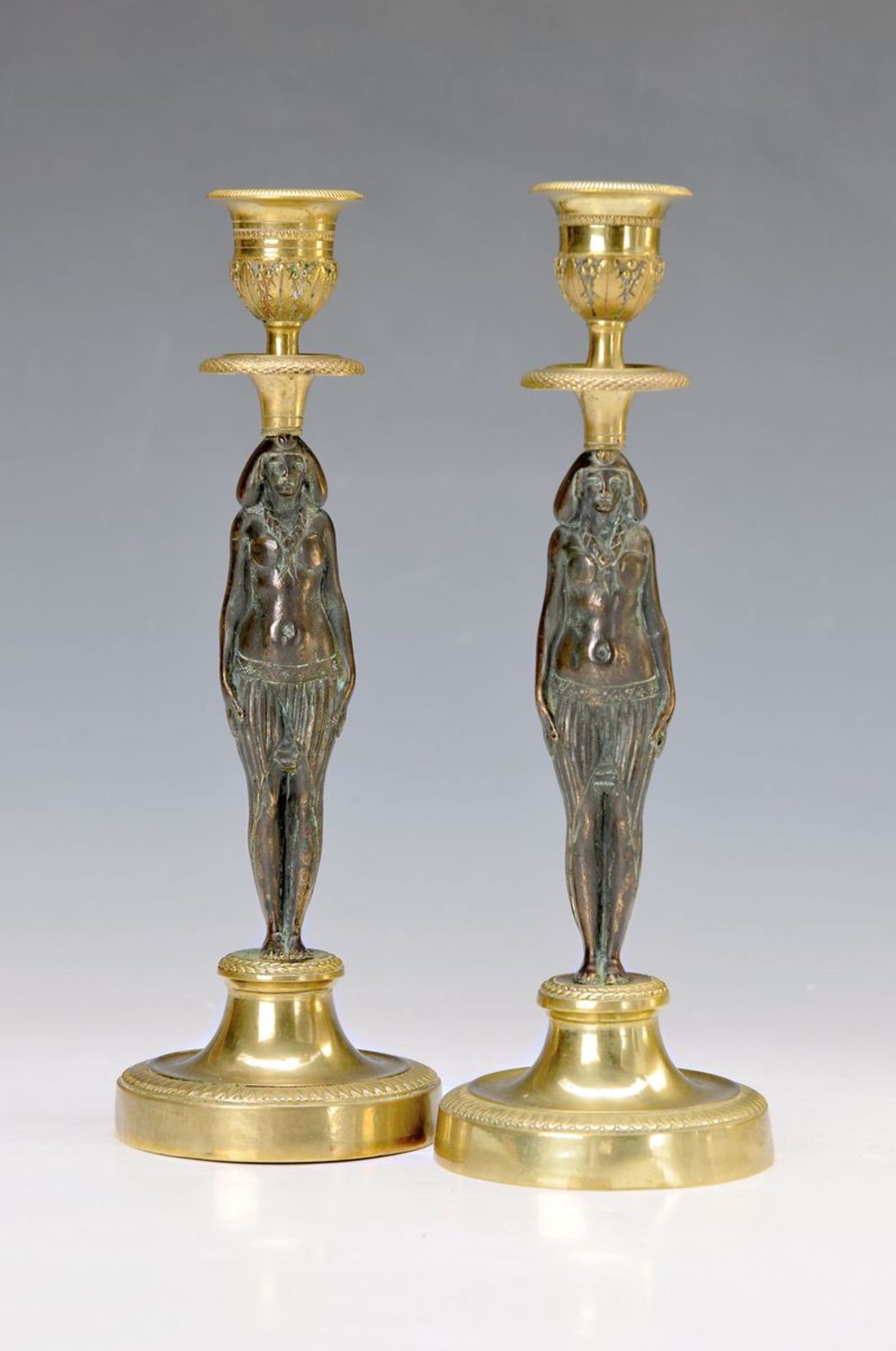 Paar Kerzenleuchter, Frankreich, Napoleon III, um 1870, ägyptisierend, Bronze, figürlicher Fuß