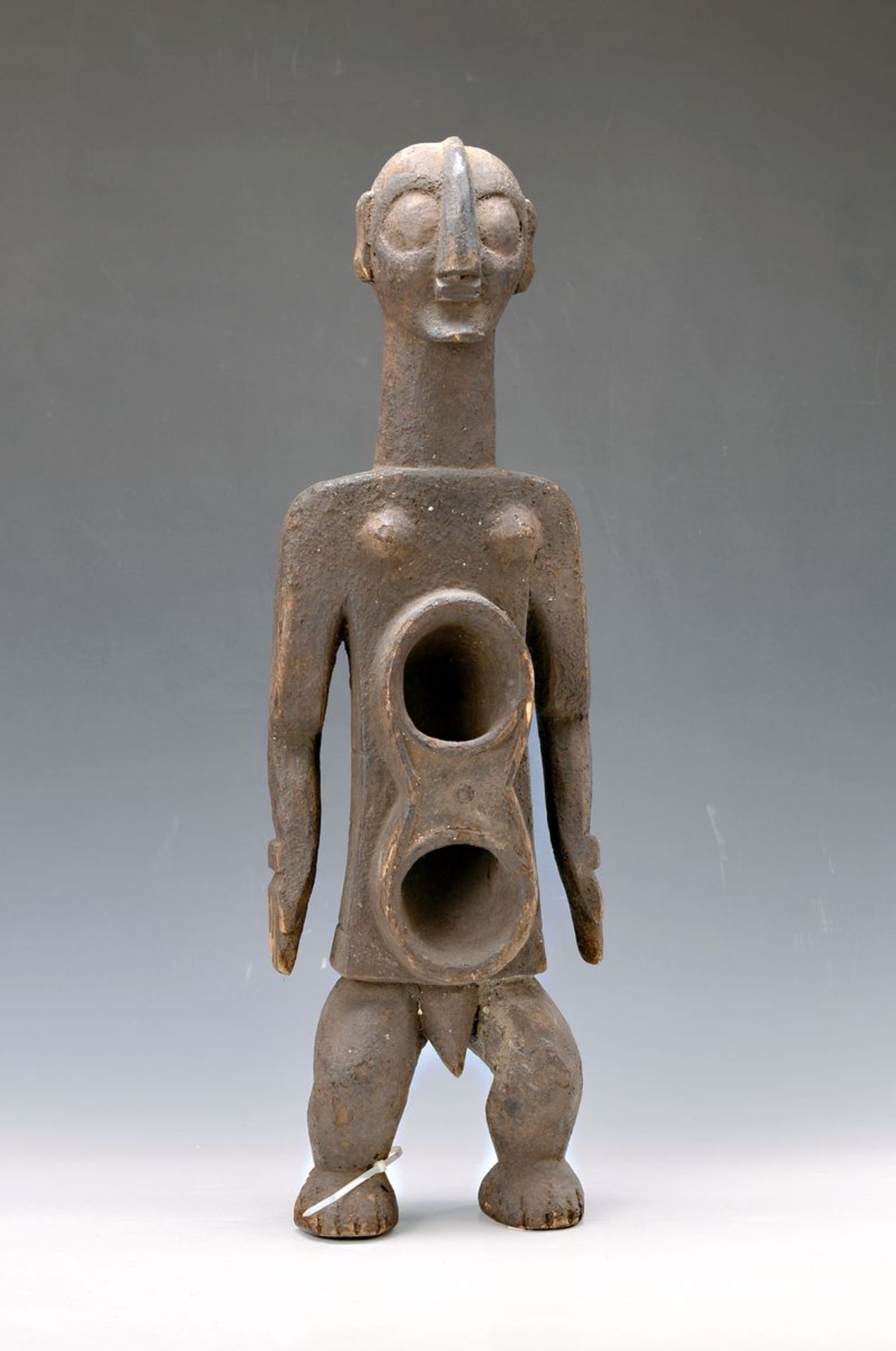 Fetischfigur, Koro/Nigeria, ca. 50 Jahre alt, Weichholz, gewachsene Patina, zwei Öffnungen zum