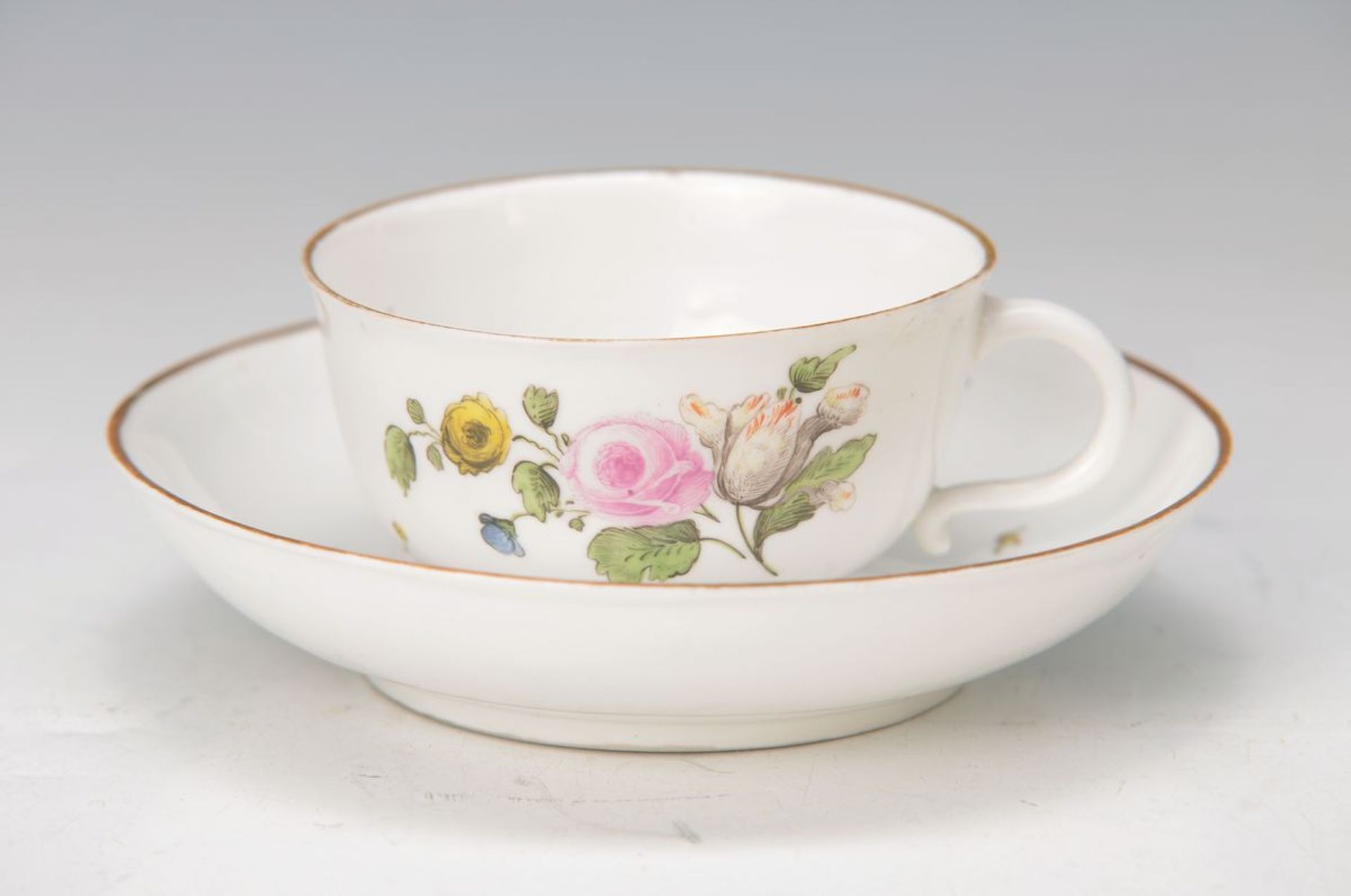 Tasse mit Untertasse, Frankenthal, um 1756-59, polychrom bemalt mit Blumendekor, H. 4.3 cm, Tasse