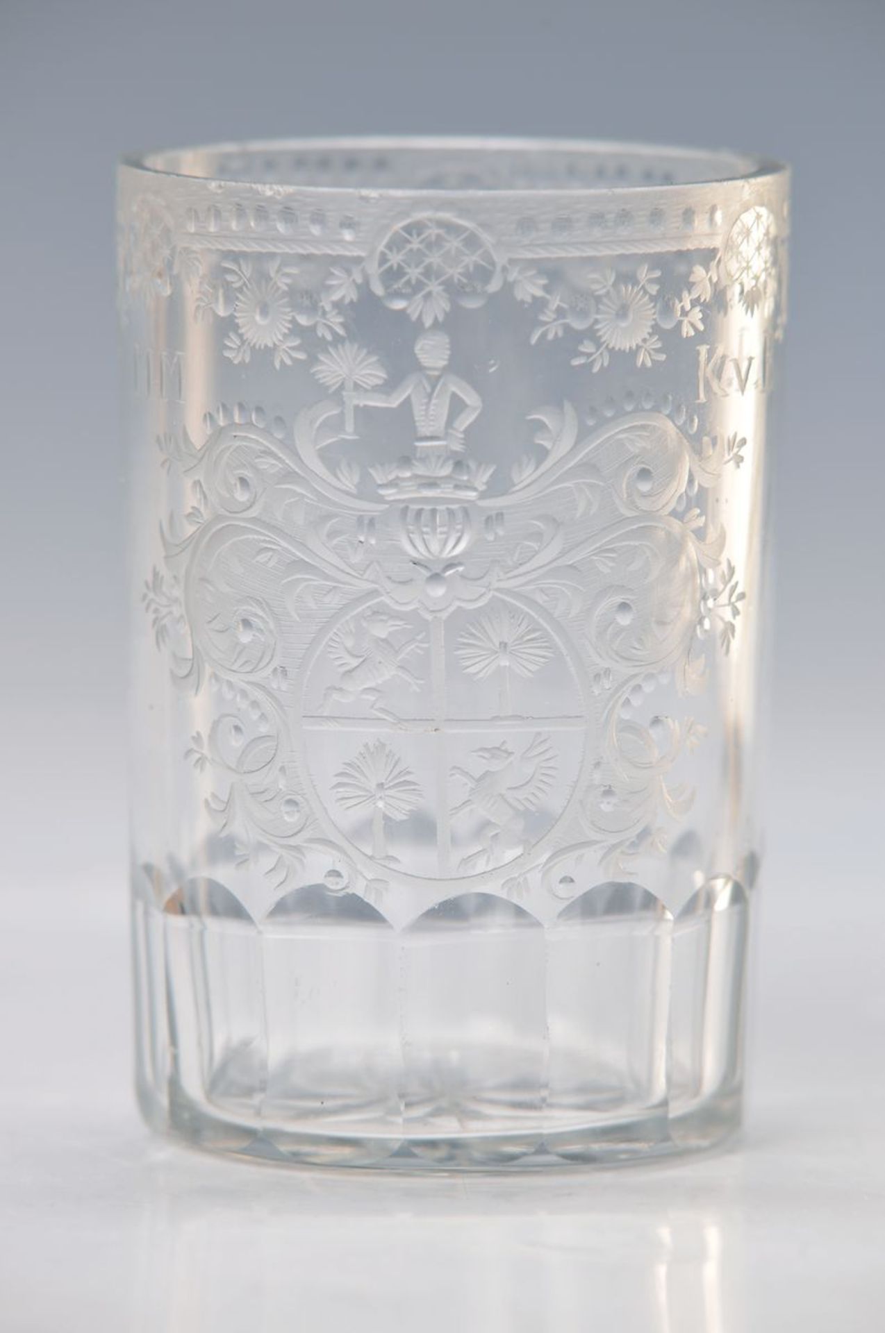 Becher, Warmbrunn um 1760-70, farbloses Glas, mit aufwendig geschnittenem Wappendekor mit zwei