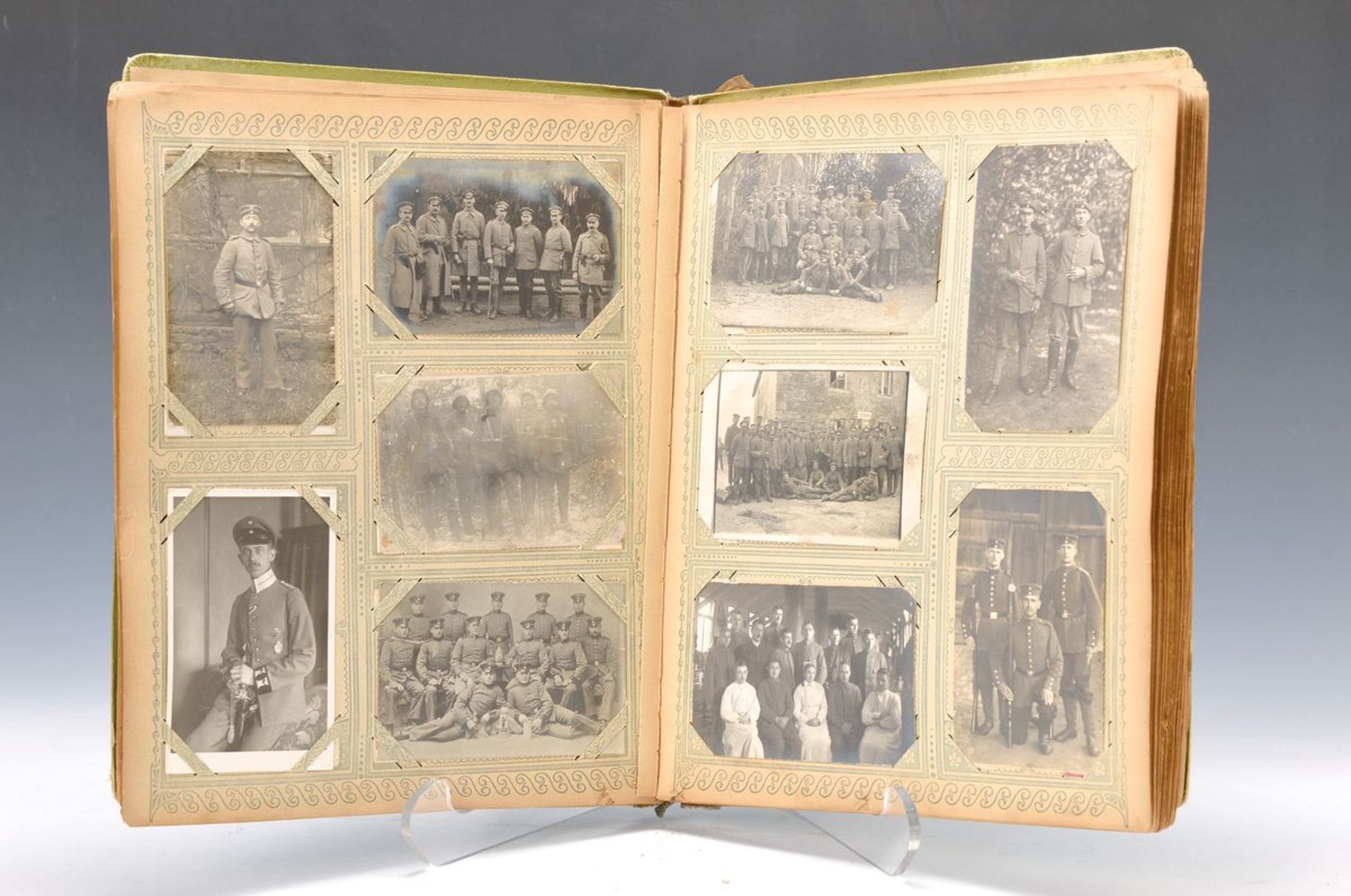 Album mit ca. 280 Fotografien, 1.Weltkrieg, mit vielen Einzel- und Gruppenbildern; umfangreiche