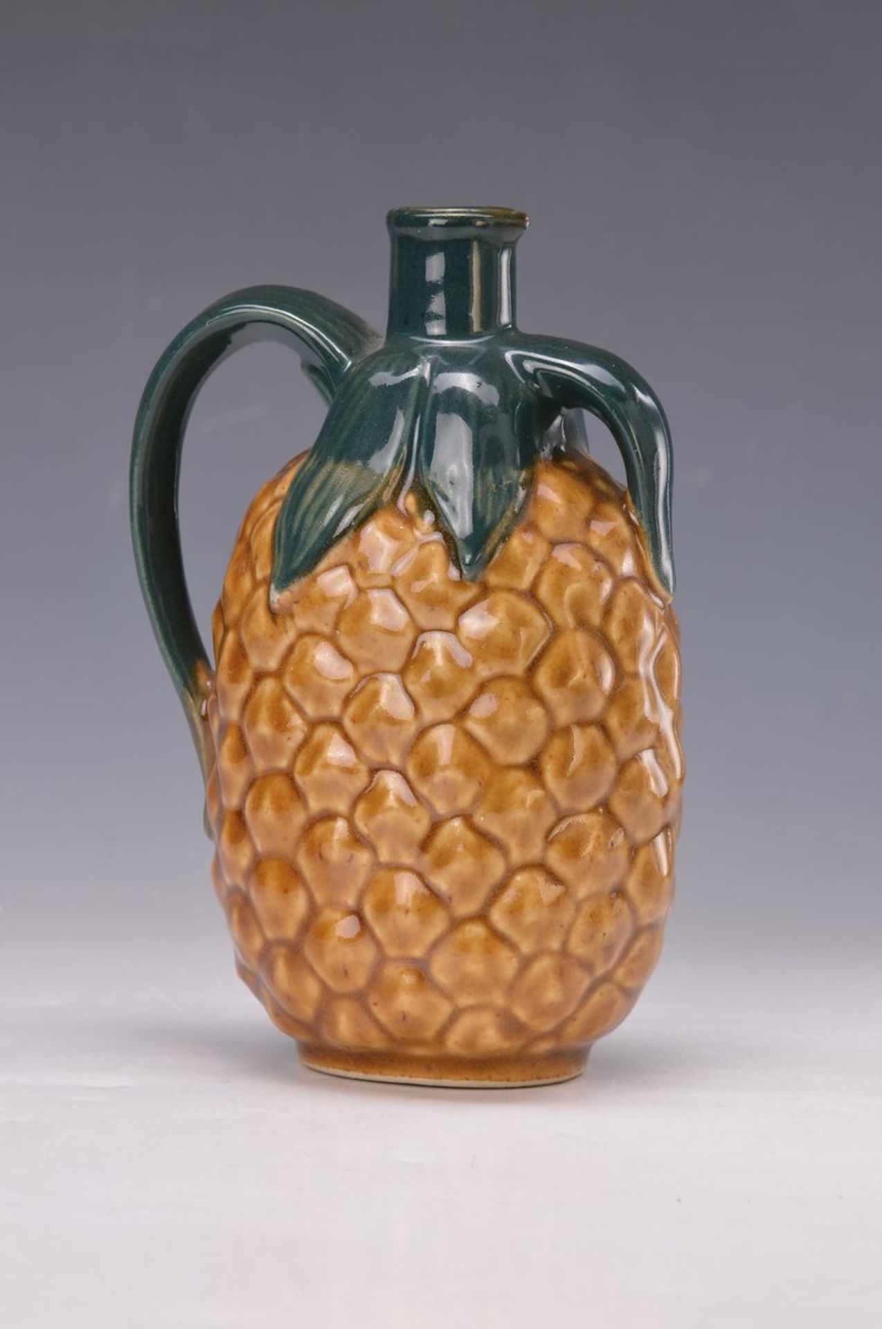 Vase in Form einer Ananas, deutsch, um 1910, Steinzeug, bunt staffiert, Marke in Form eines